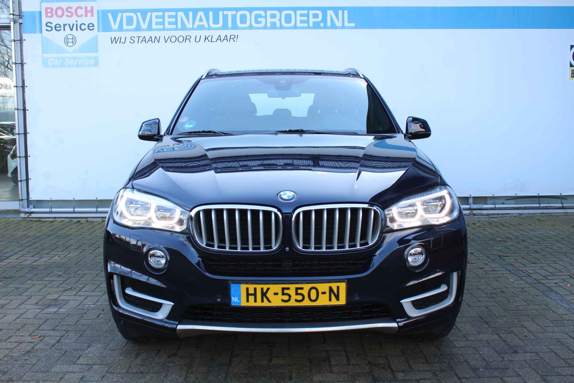 BMW X5 xDrive40e High Executive | Incl. 12 maanden Garantie | Harman/Kardon audiosysteem | Elektrisch verstelbare stoelen met geheugen | Elektrische kofferklep | Elektrisch verstelbaar stuurwiel | Stoelverwarming | 360* Camera | In/uitklapbare trekhaak | Head-up display | Cruise controle | Navigatie | Climate controle | Parkeersensoren V+A | Keyless entry/start | Volledig lederen bekleding | Origineel NL auto | NAP | - 4/75