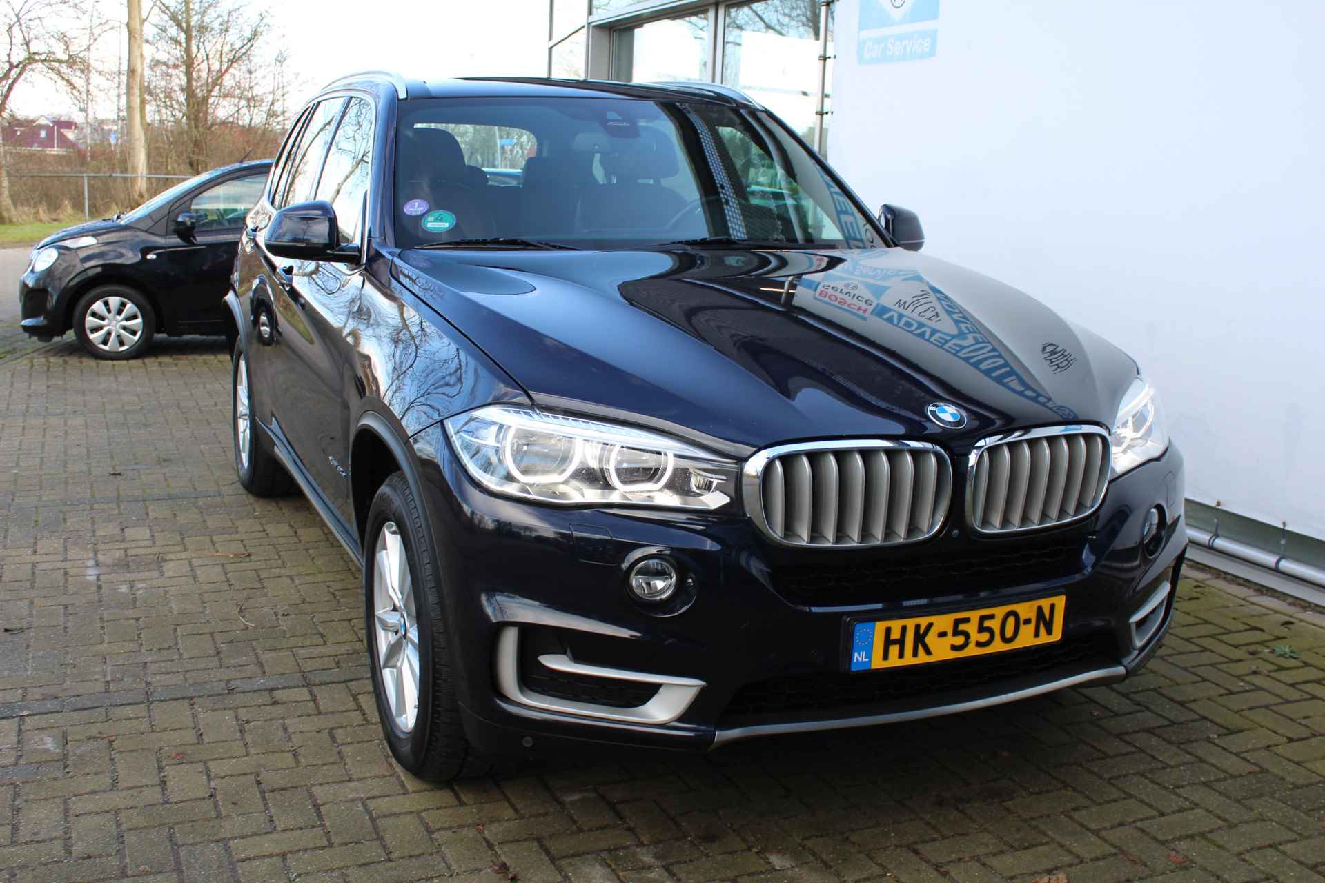 BMW X5 xDrive40e High Executive | Incl. 12 maanden Garantie | Harman/Kardon audiosysteem | Elektrisch verstelbare stoelen met geheugen | Elektrische kofferklep | Elektrisch verstelbaar stuurwiel | Stoelverwarming | 360* Camera | In/uitklapbare trekhaak | Head-up display | Cruise controle | Navigatie | Climate controle | Parkeersensoren V+A | Keyless entry/start | Volledig lederen bekleding | Origineel NL auto | NAP | - 16/75