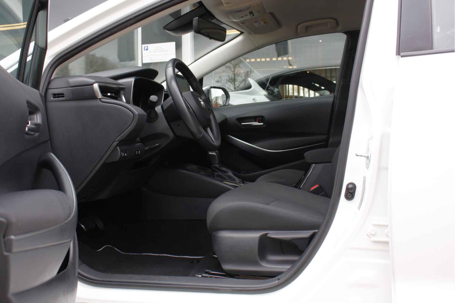 Toyota Corolla 1.8 Hybrid Active | Navigatie via Apple carplay/ Android auto | Keyless | DAB | Lane assist | - 12/42