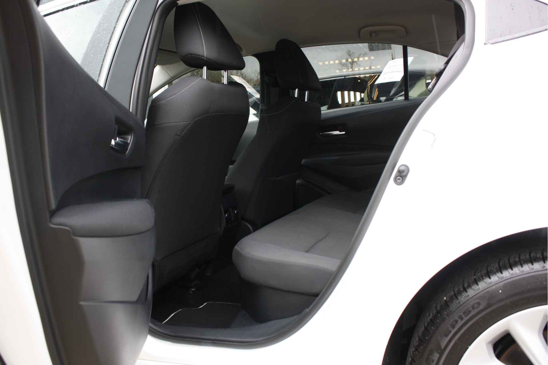 Toyota Corolla 1.8 Hybrid Active | Navigatie via Apple carplay/ Android auto | Keyless | DAB | Lane assist | - 13/42