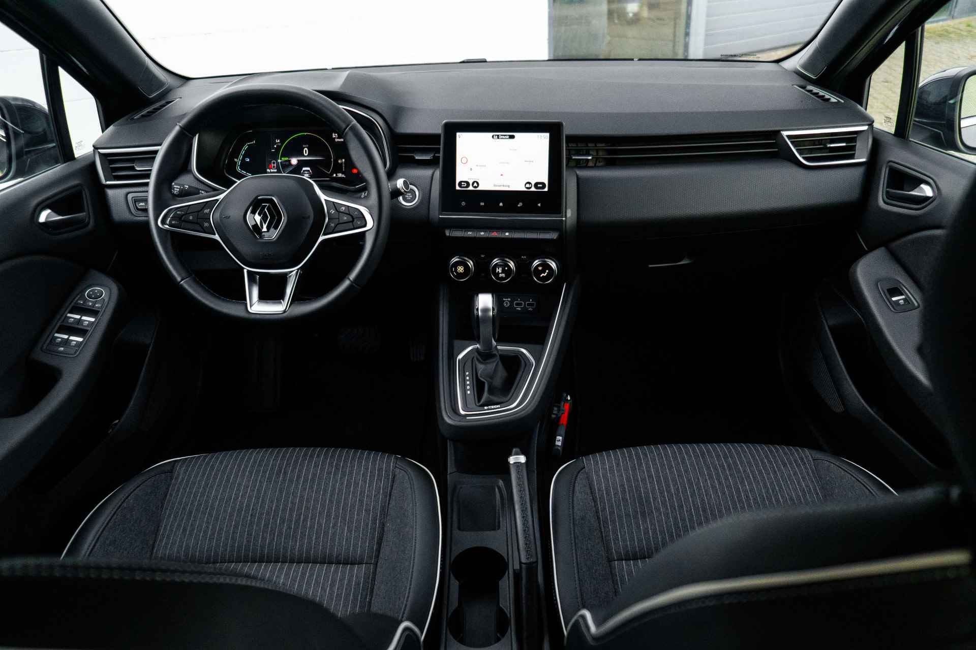 Renault Clio 1.6 E-Tech Hybrid 140 PK Intens | Parkeersensoren achter | Clima | NAVI | LM Velgen | incl. Bovag rijklaarpakket met 12 maanden garantie - 10/57