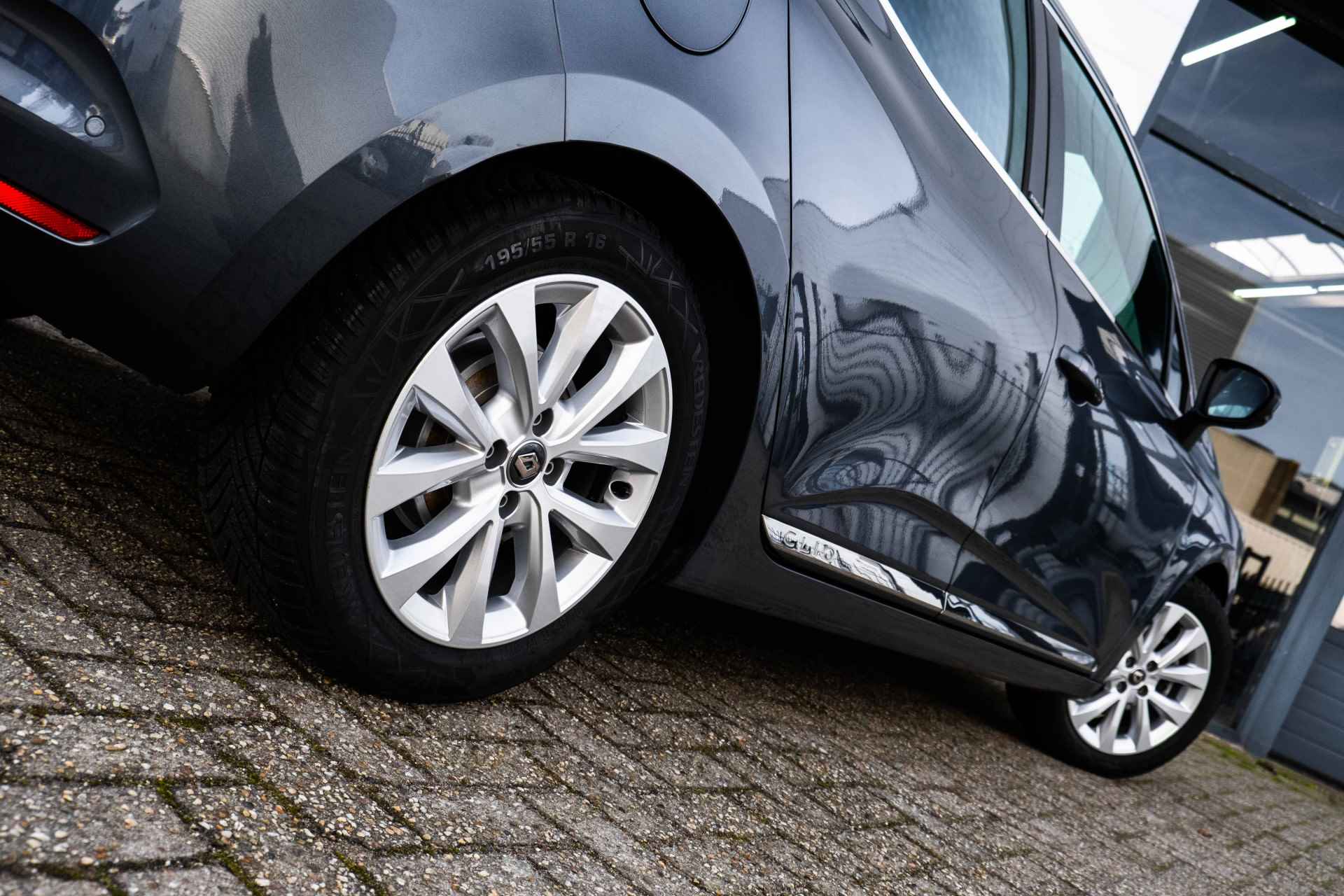 Renault Clio 1.6 E-Tech Hybrid 140 PK Intens | Parkeersensoren achter | Clima | NAVI | LM Velgen | incl. Bovag rijklaarpakket met 12 maanden garantie - 33/57