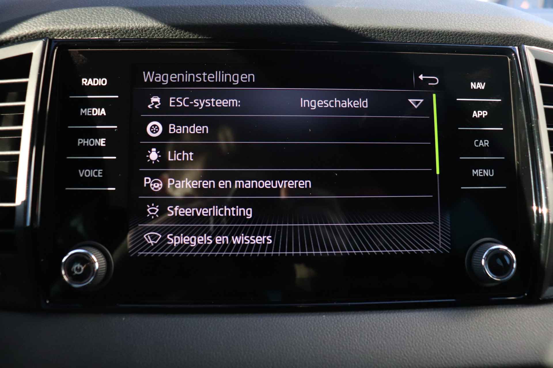 Škoda Karoq 1.5 TSI 150pk DSG ACT Sportline Business | Adaptieve cruise control | Trekhaak wegklapbaar | Stoel- & stuurwiel verwarmd | Camera - 34/38