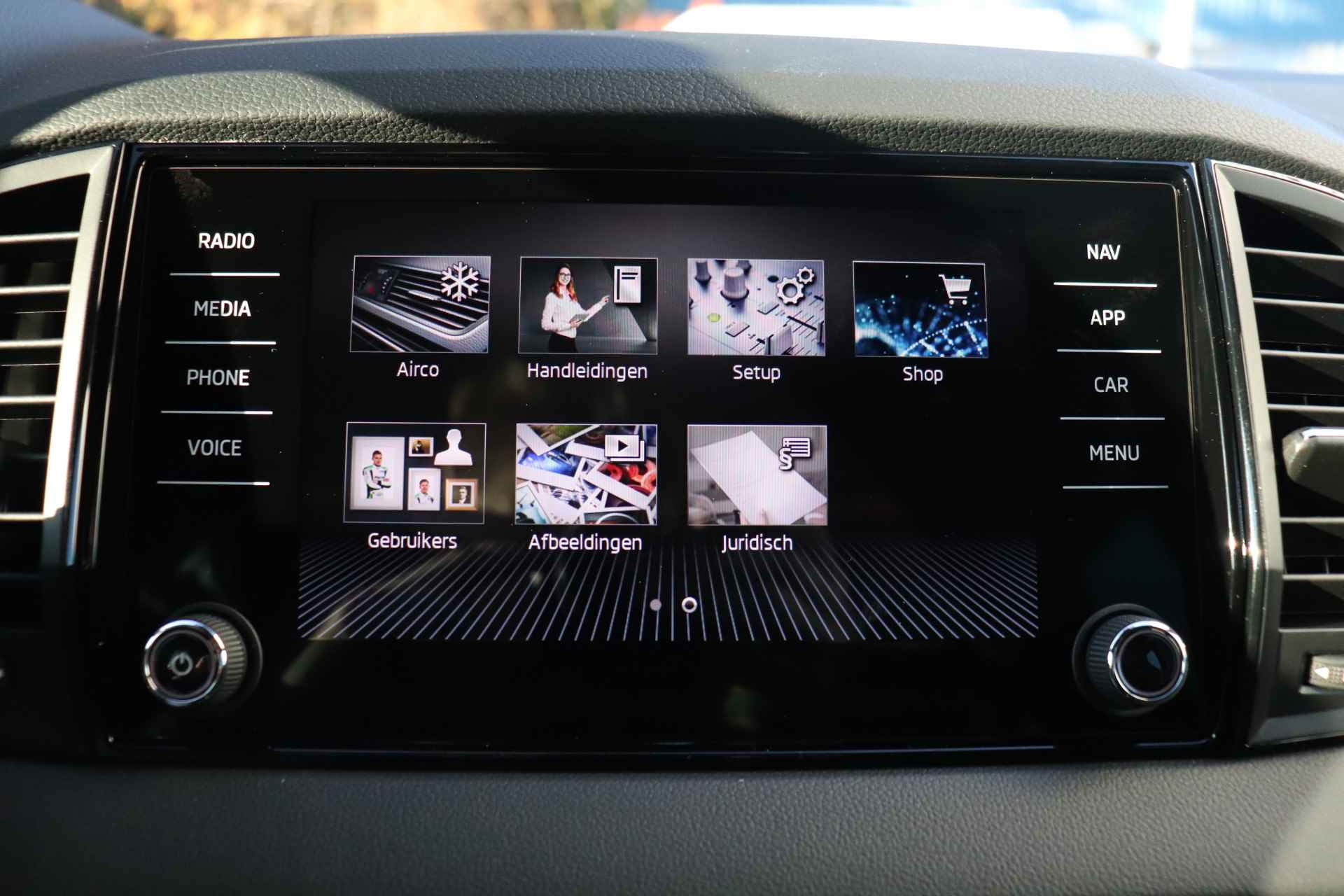 Škoda Karoq 1.5 TSI 150pk DSG ACT Sportline Business | Adaptieve cruise control | Trekhaak wegklapbaar | Stoel- & stuurwiel verwarmd | Camera - 37/38