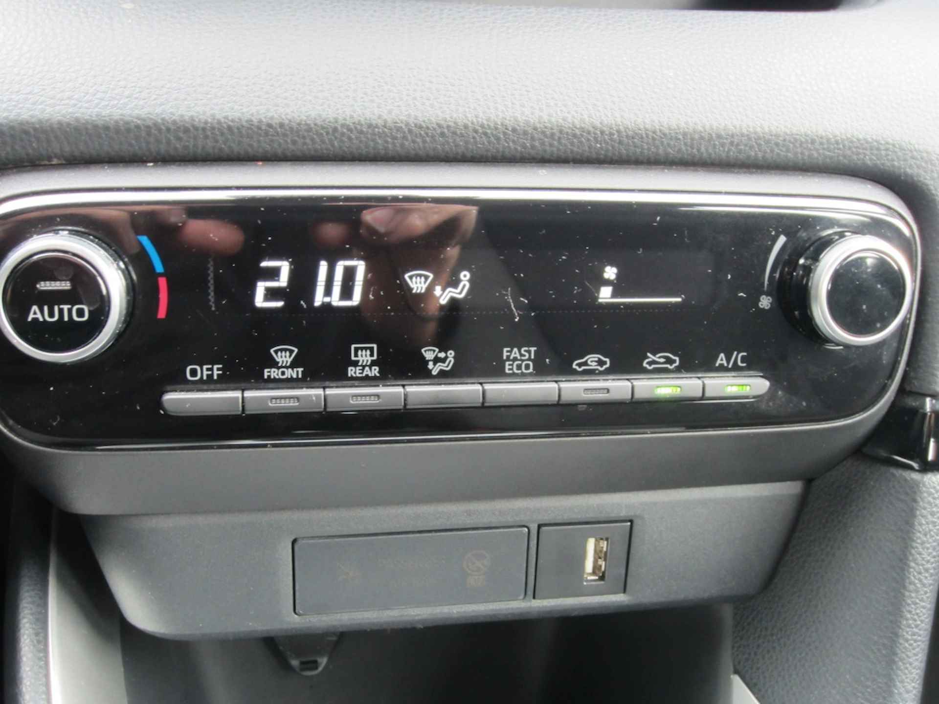 Toyota Yaris 1.5 Hybrid Dynamic Navi Camera Cruise control - 12/21