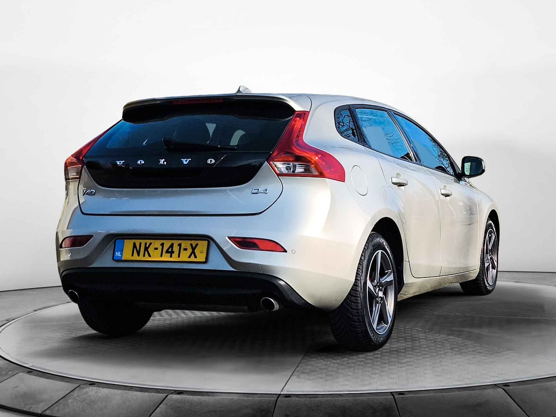 Volvo V40 2.0 D4 Nordic+ (191 PK) 2e-Eig. Volvo-Dealer-Onderh. BOVAG-Garantie. NL-Auto. Half-Leer, Navigatie, Cruisecontrol, Parkeersensoren, Bluetooth, Stoelverwarming, Licht-Zicht-Pakket, Lm-Velgen-16Inch, Privacy-Glas - 3/42