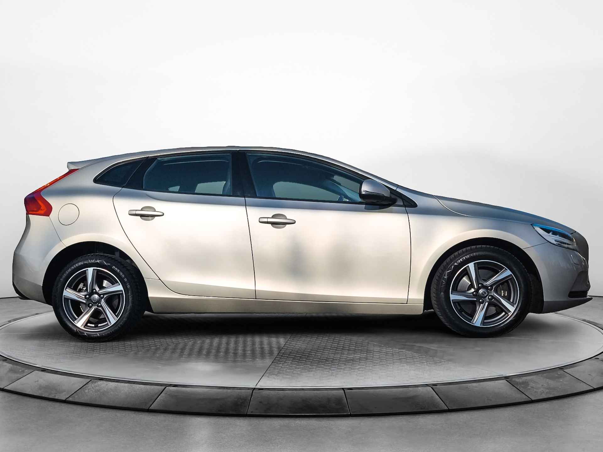 Volvo V40 2.0 D4 Nordic+ (191 PK) 2e-Eig. Volvo-Dealer-Onderh. BOVAG-Garantie. NL-Auto. Half-Leer, Navigatie, Cruisecontrol, Parkeersensoren, Bluetooth, Stoelverwarming, Licht-Zicht-Pakket, Lm-Velgen-16Inch, Privacy-Glas - 4/42