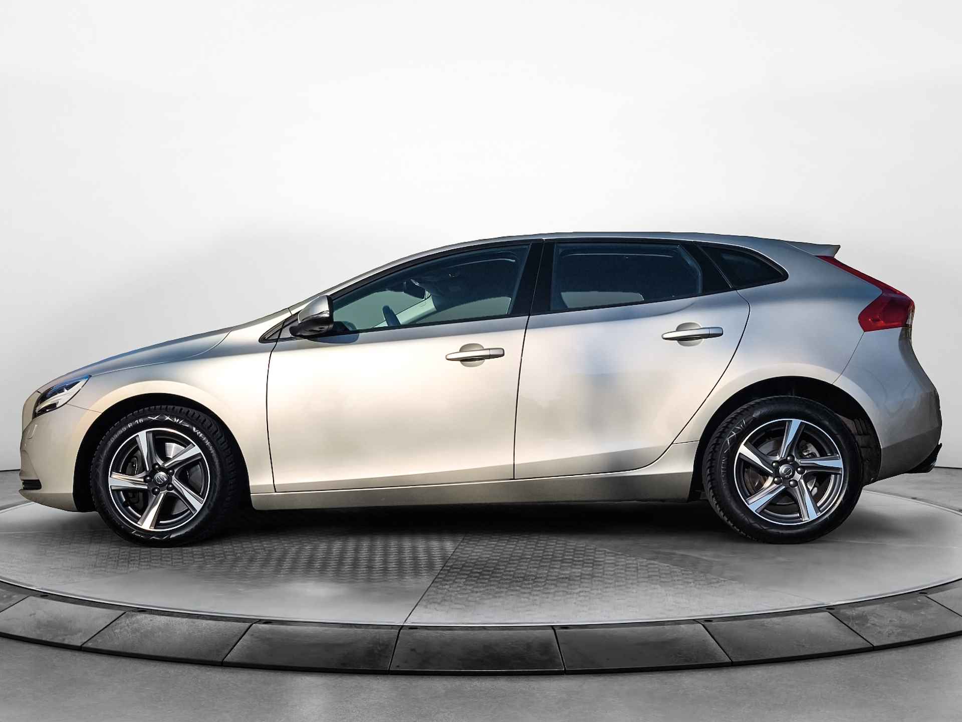 Volvo V40 2.0 D4 Nordic+ (191 PK) 2e-Eig. Volvo-Dealer-Onderh. BOVAG-Garantie. NL-Auto. Half-Leer, Navigatie, Cruisecontrol, Parkeersensoren, Bluetooth, Stoelverwarming, Licht-Zicht-Pakket, Lm-Velgen-16Inch, Privacy-Glas - 9/42