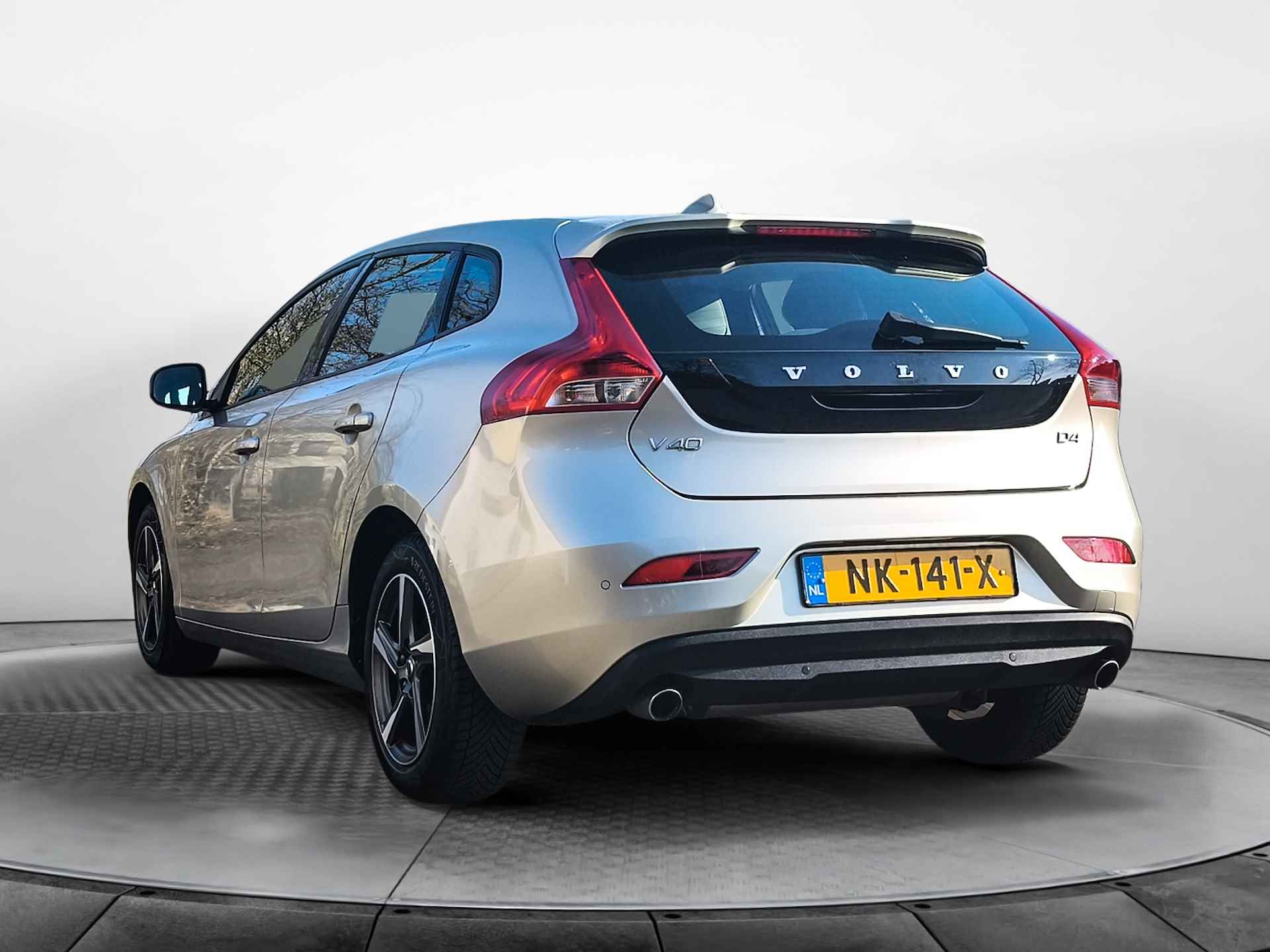 Volvo V40 2.0 D4 Nordic+ (191 PK) 2e-Eig. Volvo-Dealer-Onderh. BOVAG-Garantie. NL-Auto. Half-Leer, Navigatie, Cruisecontrol, Parkeersensoren, Bluetooth, Stoelverwarming, Licht-Zicht-Pakket, Lm-Velgen-16Inch, Privacy-Glas - 10/42