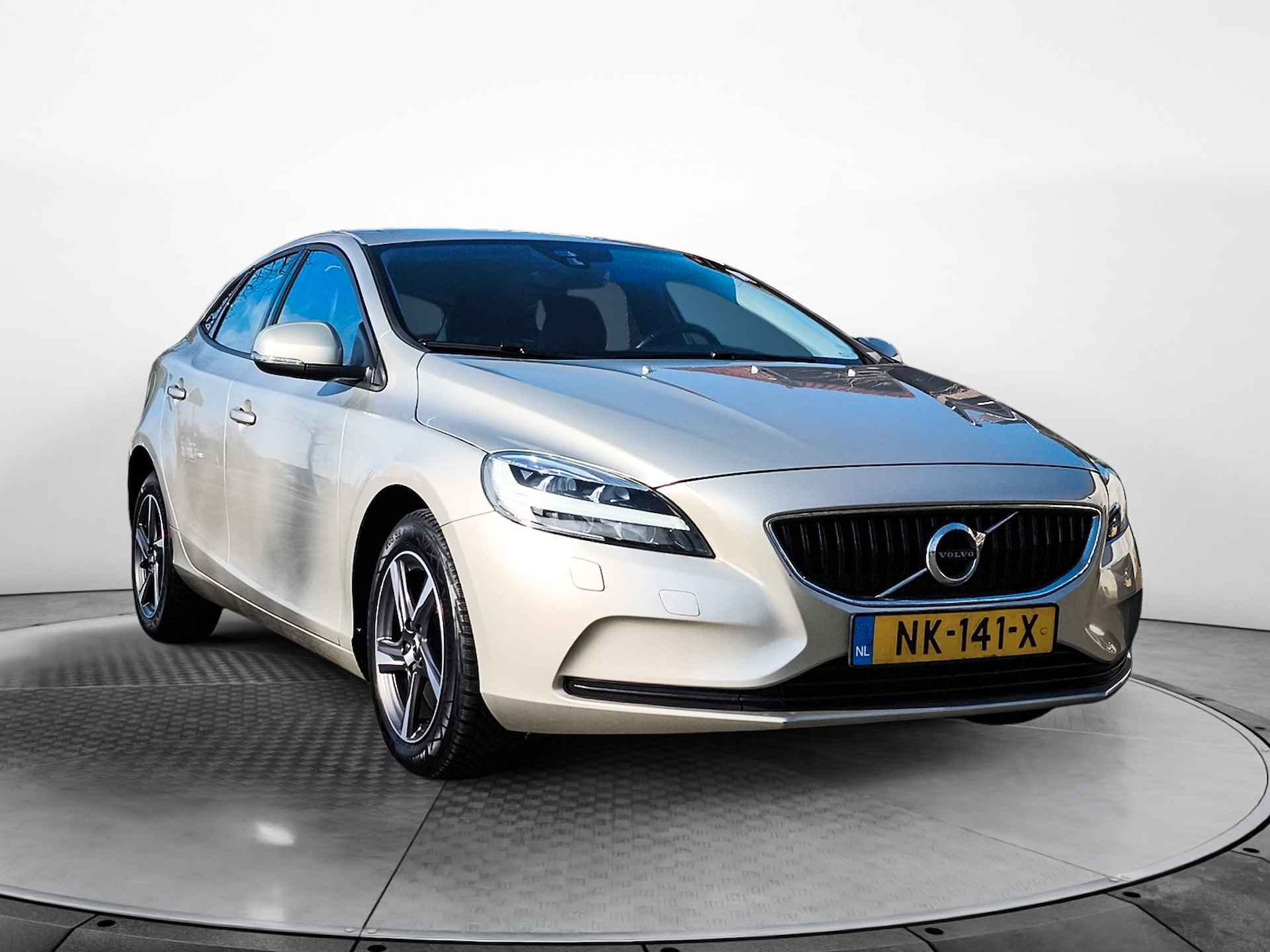 Volvo V40 2.0 D4 Nordic+ (191 PK) 2e-Eig. Volvo-Dealer-Onderh. BOVAG-Garantie. NL-Auto. Half-Leer, Navigatie, Cruisecontrol, Parkeersensoren, Bluetooth, Stoelverwarming, Licht-Zicht-Pakket, Lm-Velgen-16Inch, Privacy-Glas - 12/42