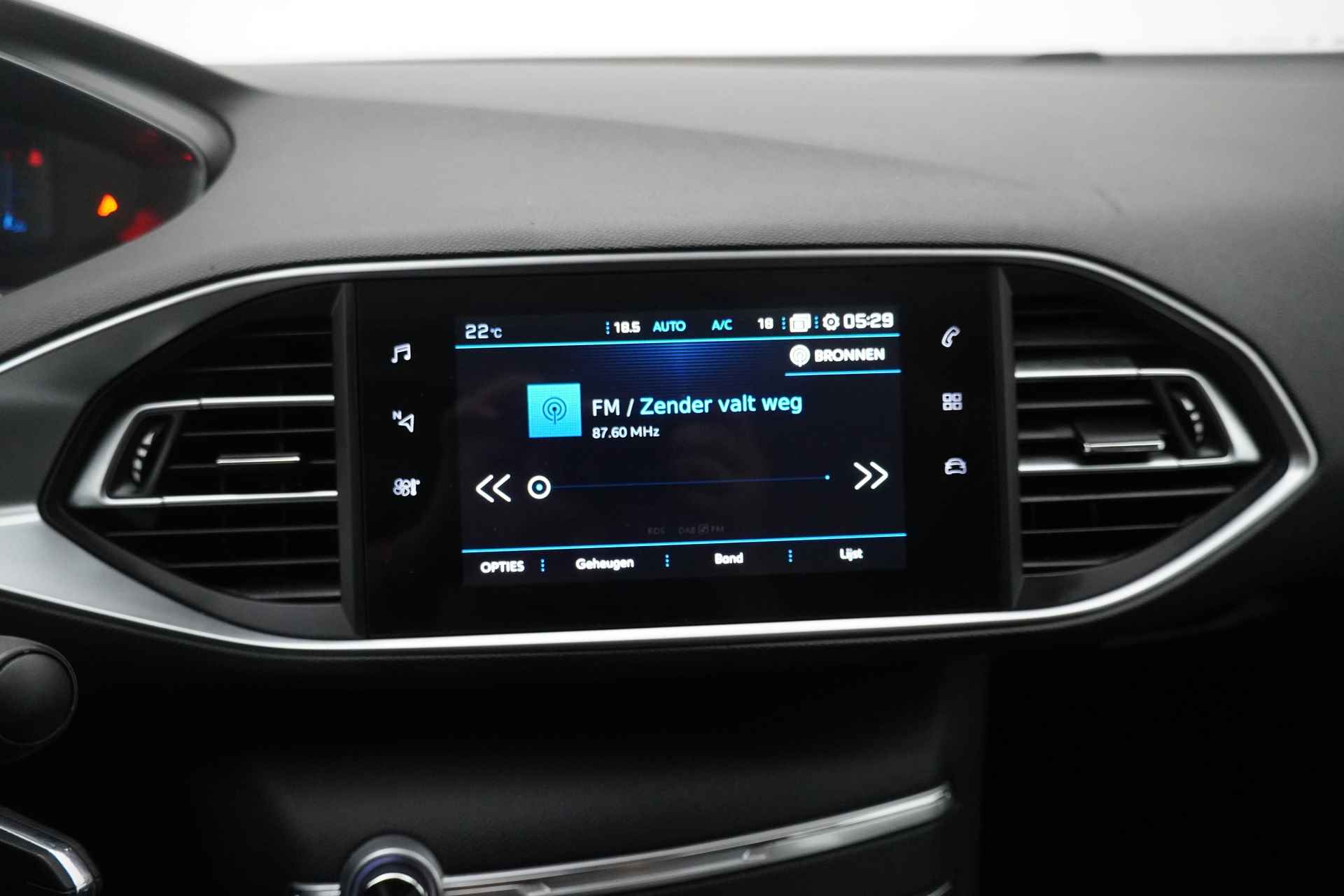 Peugeot 308 BWJ 2021 / 1.2 PT 111 PK Active Pack / Virtual cockpit / Clima / Trekhaak / Carplay / DAB / Cruise / Navi / PDC / LMV - 29/34