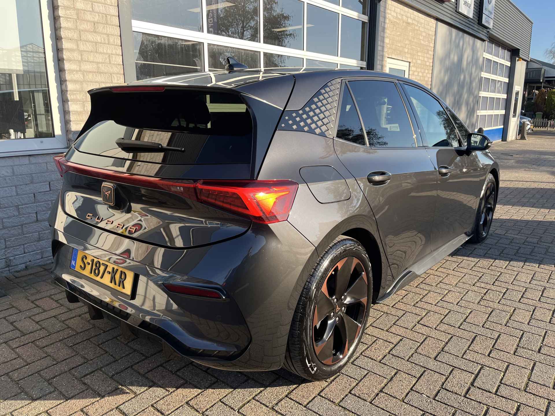 CUPRA Born Performance 62 kWh / WARMTEPOMP/ CAMERA/ PARK. SENSOREN/ LED/ STOEL-STUUR VERWARM./ ADAPT. CRUISE/ APP-CONNECT/ KEYLESS/ NAVI/ CLIMA/ DAB/ 19" LMV - 36/41