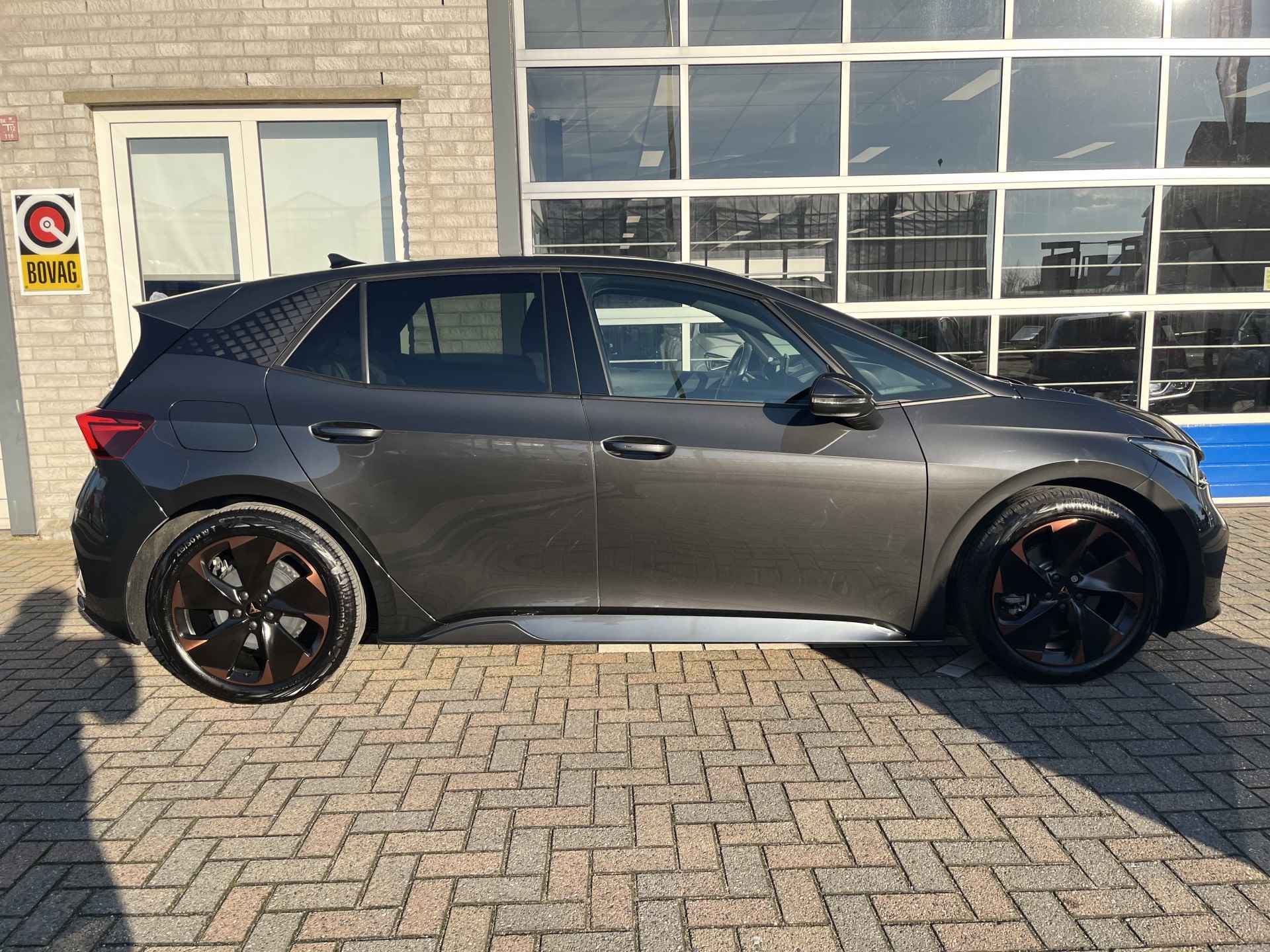 CUPRA Born Performance 62 kWh / WARMTEPOMP/ CAMERA/ PARK. SENSOREN/ LED/ STOEL-STUUR VERWARM./ ADAPT. CRUISE/ APP-CONNECT/ KEYLESS/ NAVI/ CLIMA/ DAB/ 19" LMV - 37/41