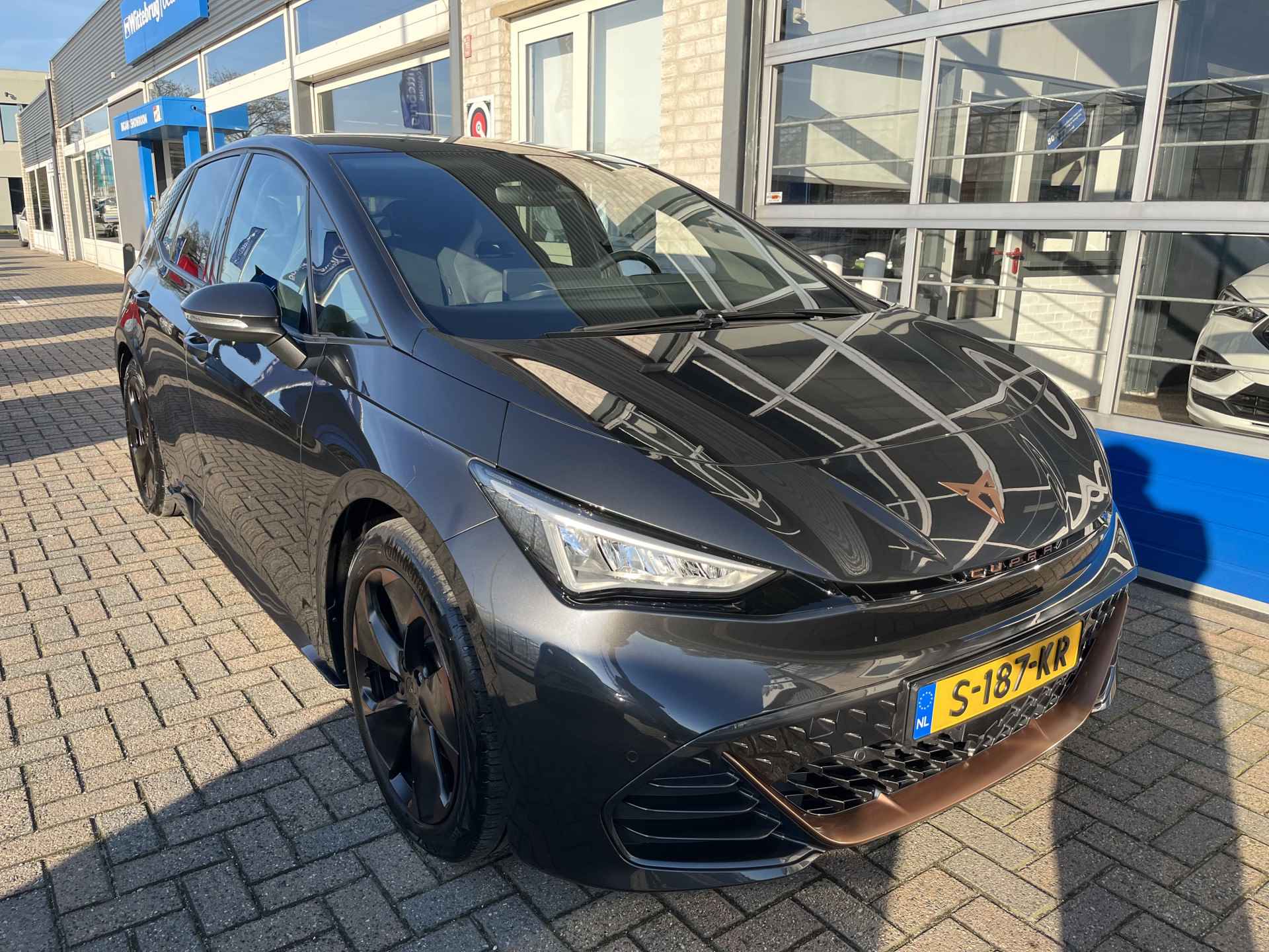 CUPRA Born Performance 62 kWh / WARMTEPOMP/ CAMERA/ PARK. SENSOREN/ LED/ STOEL-STUUR VERWARM./ ADAPT. CRUISE/ APP-CONNECT/ KEYLESS/ NAVI/ CLIMA/ DAB/ 19" LMV - 38/41