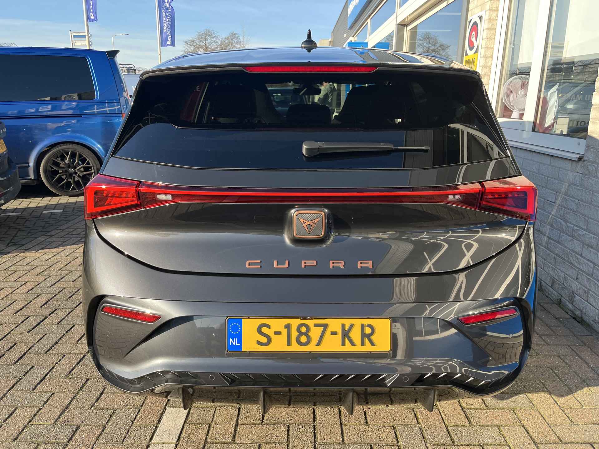 CUPRA Born Performance 62 kWh / WARMTEPOMP/ CAMERA/ PARK. SENSOREN/ LED/ STOEL-STUUR VERWARM./ ADAPT. CRUISE/ APP-CONNECT/ KEYLESS/ NAVI/ CLIMA/ DAB/ 19" LMV - 34/41