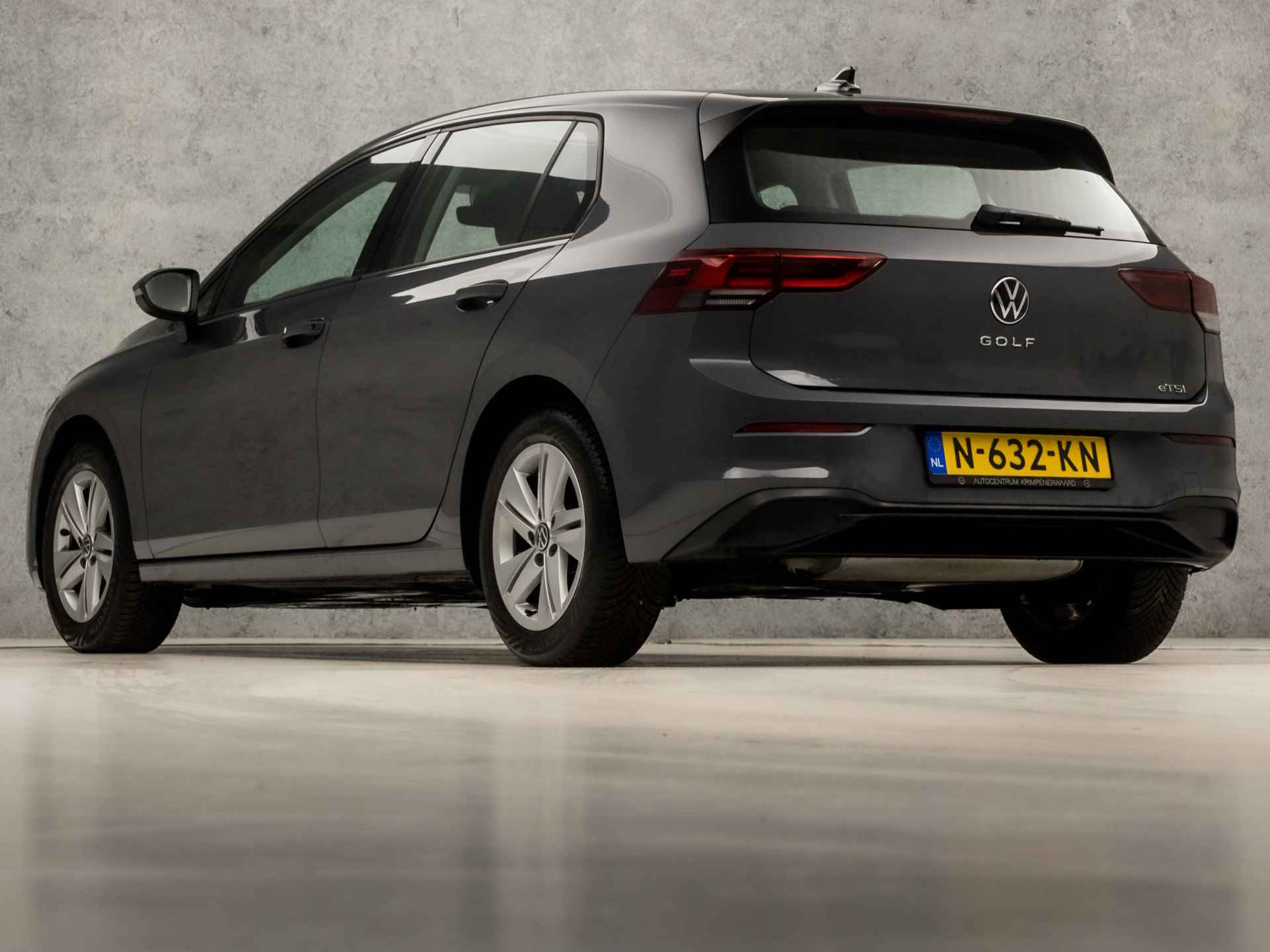 Volkswagen Golf 1.0 TSI Life Sport Automaat (APPLE CARPLAY, GROOT NAVI, SFEERVERLICHTING, SPORTSTOELEN, DAB+, ADAPTIVE CRUISE, PARKEERSENSOREN, NIEUWE APK, NIEUWSTAAT) - 3/39