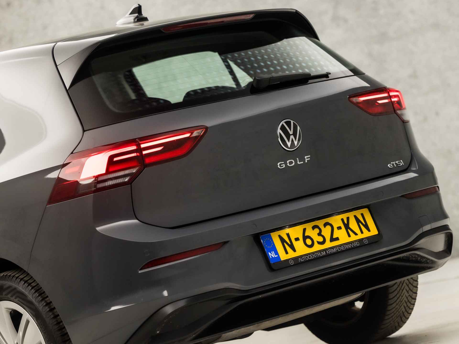 Volkswagen Golf 1.0 TSI Life Sport Automaat (APPLE CARPLAY, GROOT NAVI, SFEERVERLICHTING, SPORTSTOELEN, DAB+, ADAPTIVE CRUISE, PARKEERSENSOREN, NIEUWE APK, NIEUWSTAAT) - 11/39