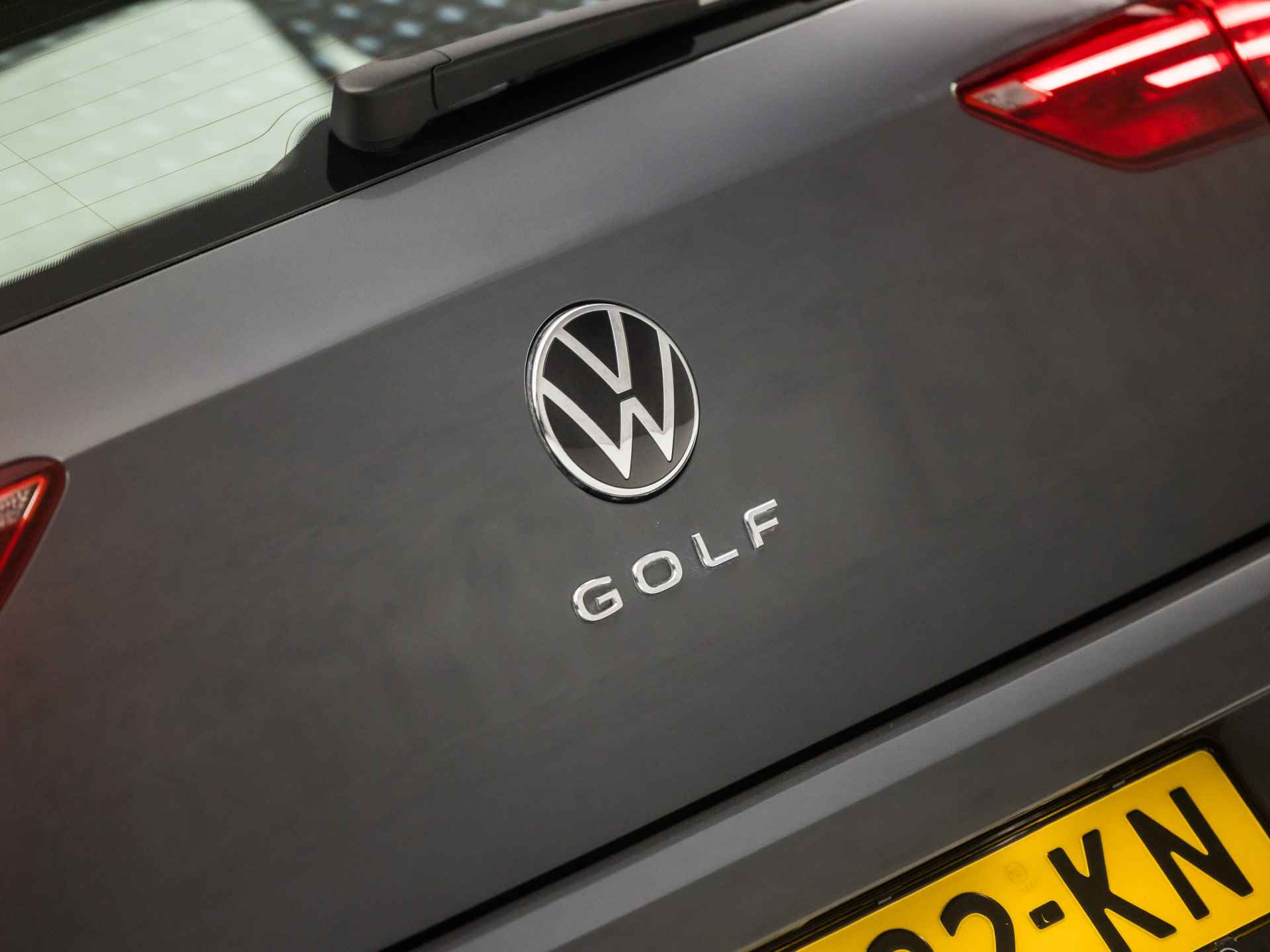 Volkswagen Golf 1.0 TSI Life Sport Automaat (APPLE CARPLAY, GROOT NAVI, SFEERVERLICHTING, SPORTSTOELEN, DAB+, ADAPTIVE CRUISE, PARKEERSENSOREN, NIEUWE APK, NIEUWSTAAT) - 30/39