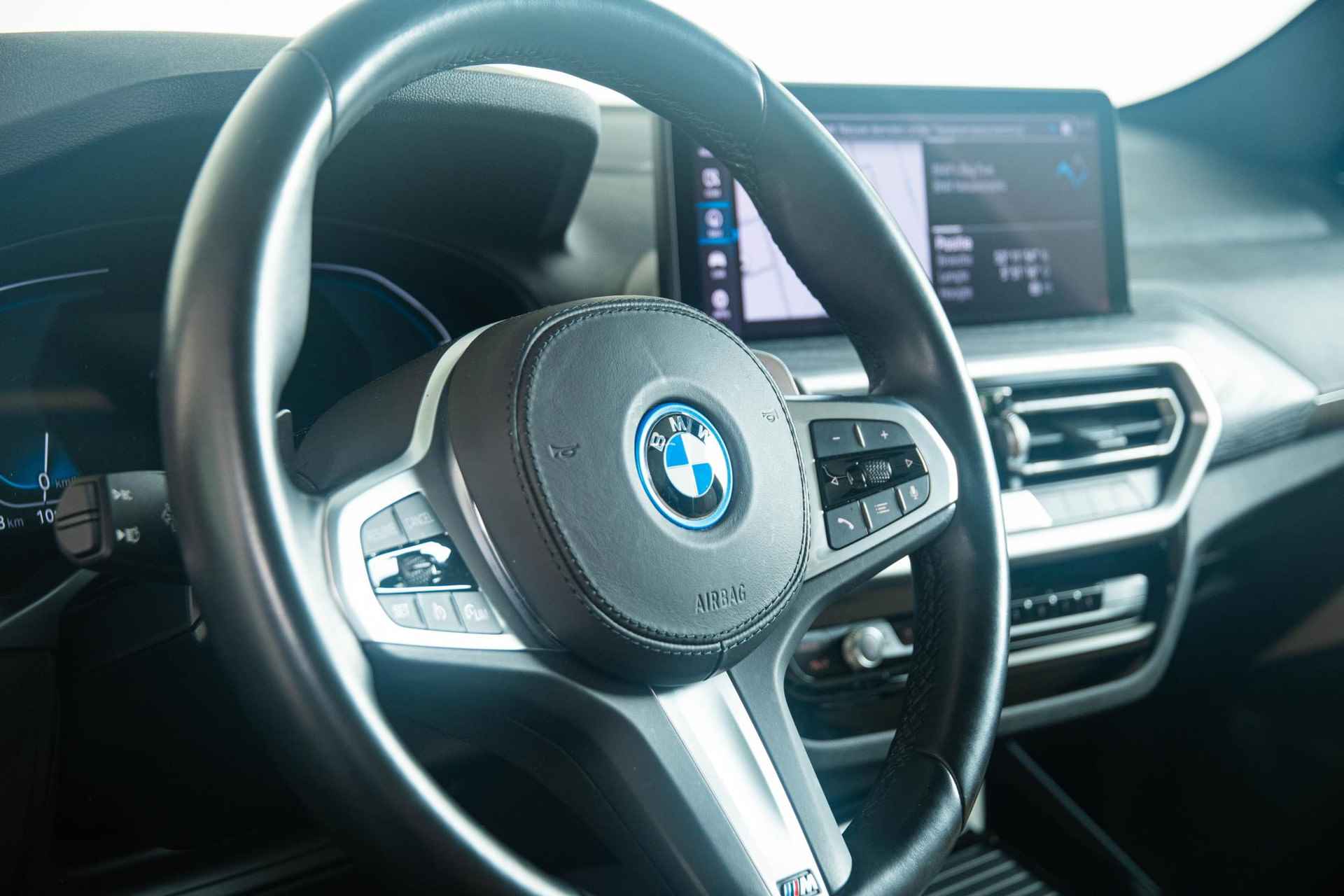 BMW X3 xDrive30e High Executive M Sportpakket - Trekhaak - Panoramadak - Comfort Access - Laserlight - Driving Assistant - Head-up Display - HIFI Soundsystem - 30/39