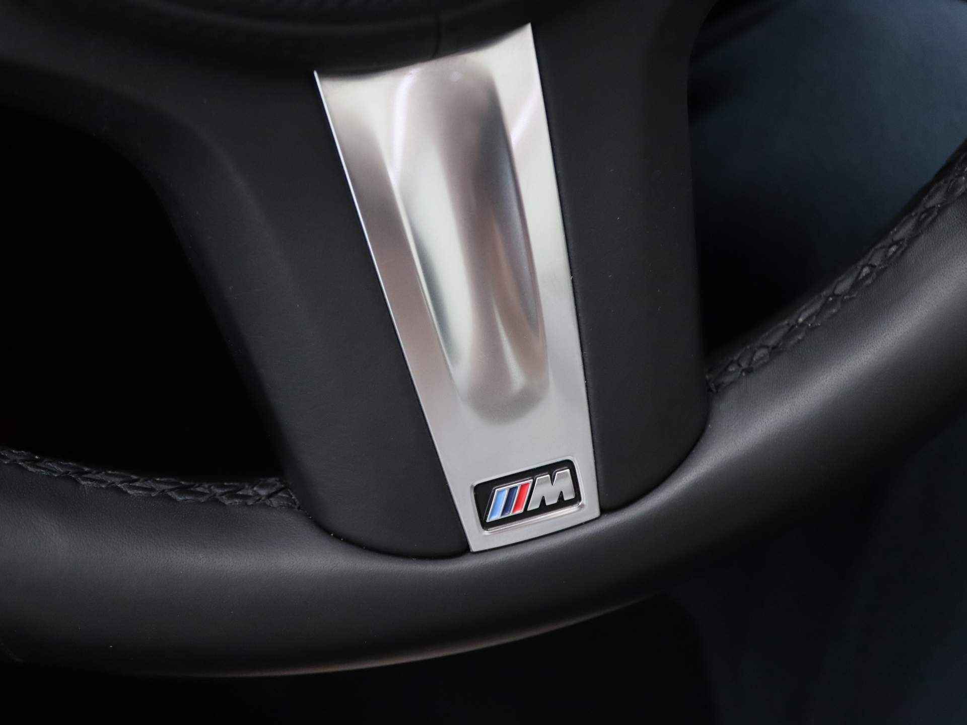 BMW 3 Serie Touring 330i High Executive M Sportpakket / Panoramadak / Trekhaak / HIFI / Live Cockpit Professional / 19" - 24/38