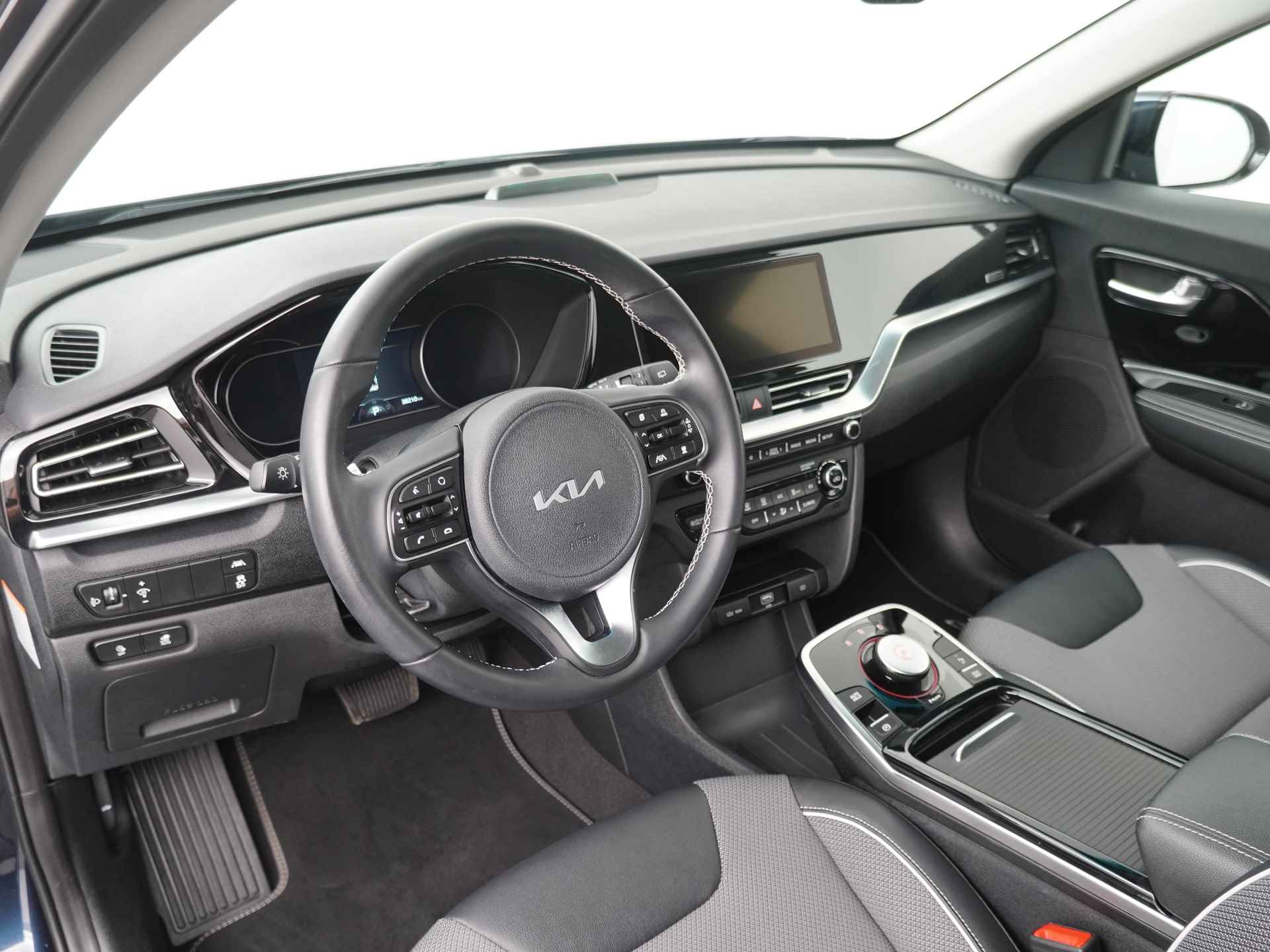 Kia e-Niro DynamicLine 64 kWh *€2000 Subsidie beschikbaar* - Navigatie - Camera - Airco - Cruise Control Adaptief - Stoel-/Stuurverwarming - Fabrieksgarantie t/m 06-2029 - 18/52