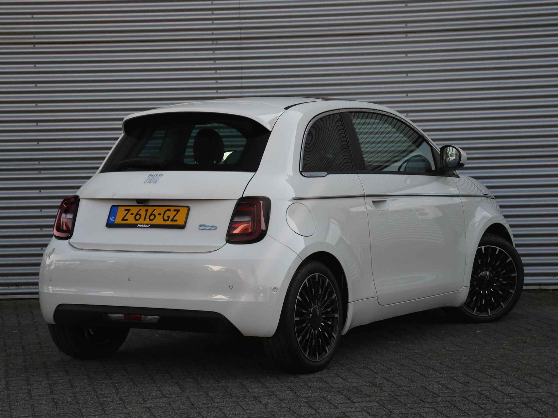 Fiat 500E La Prima 42kWh 115pk Automaat PANO-DAK | LEDER | ADAP. CRUISE | LANE ASSIST | PDC + CAMERA | STOELVERWARMING - 4/30