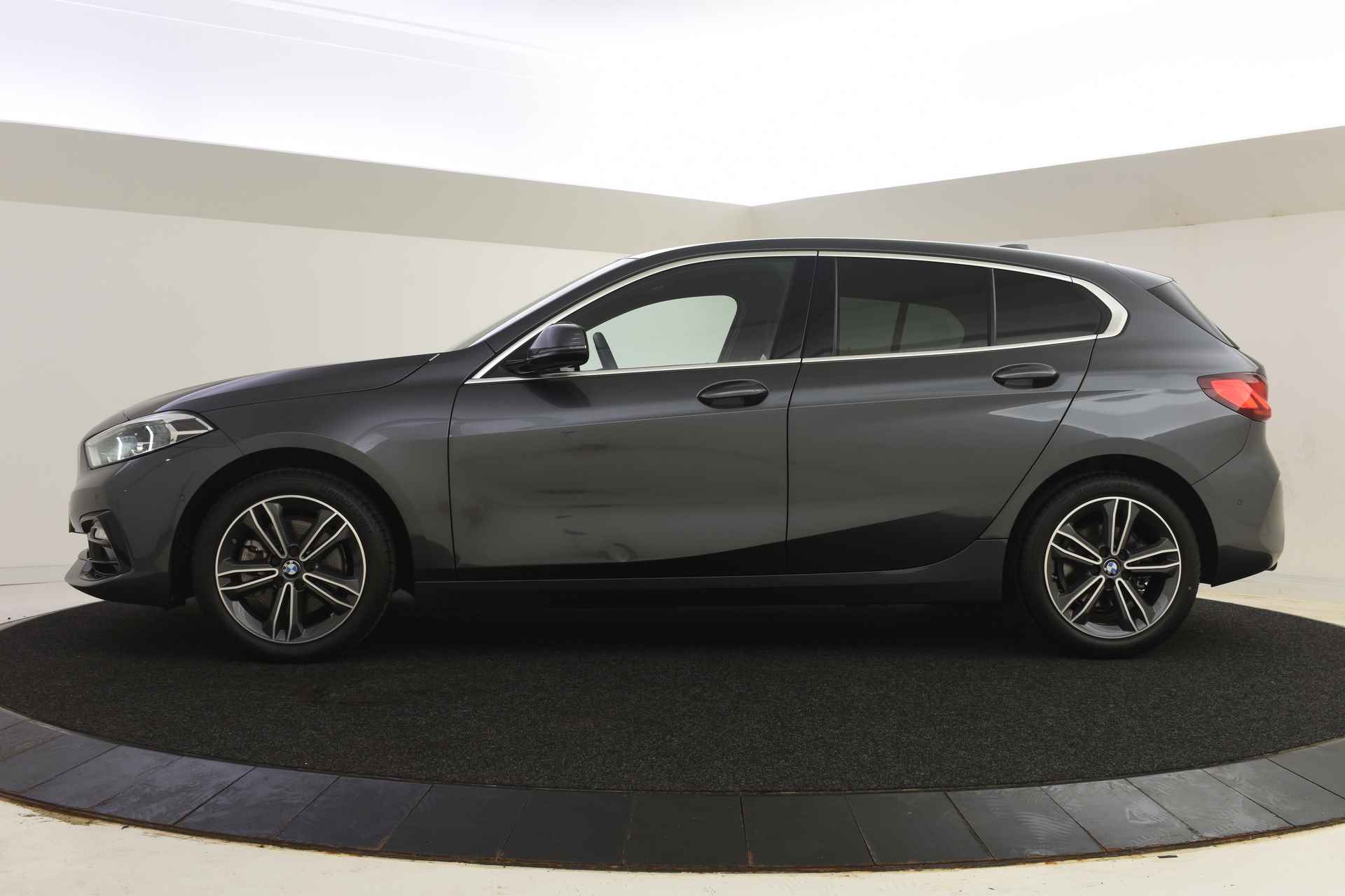 BMW 1-serie 118i Executive Sport Line Automaat / Sportstoelen / LED / Parking Assistant / Cruise Control / Live Cockpit Professional / Getint glas achter - 4/48