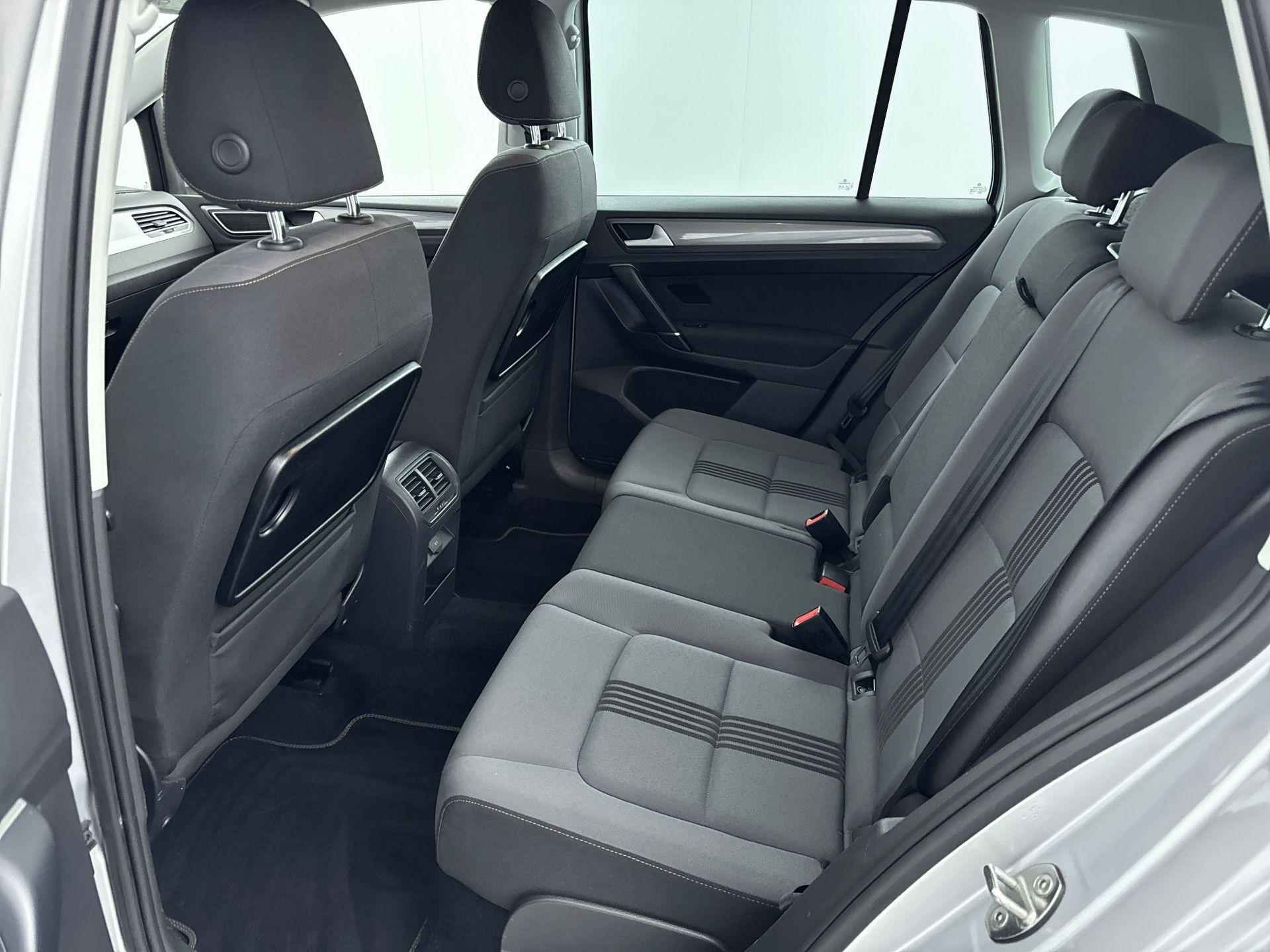 Volkswagen Golf Sportsvan 1.2 TSI Connected Series Aut. | Stoelverwarming | Adaptive cruise | Trekhaak | Parkeersensoren v+a | Navigatie | - 11/32