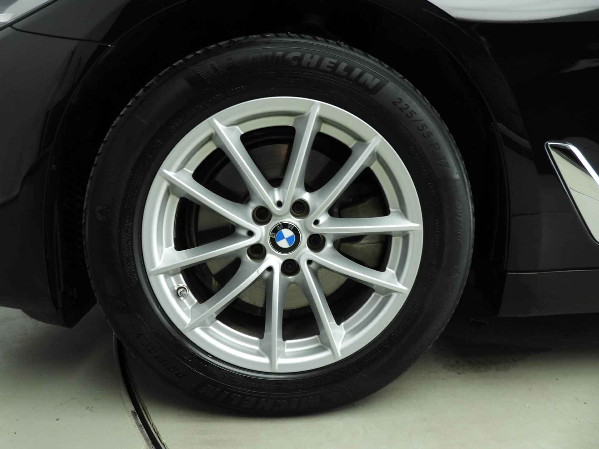 BMW 5 Serie Sedan 520i | LED | Navigatie | trekhaak | Clima | Cruise controle | Chrome line | DAB | Alu 17 inch - 39/40