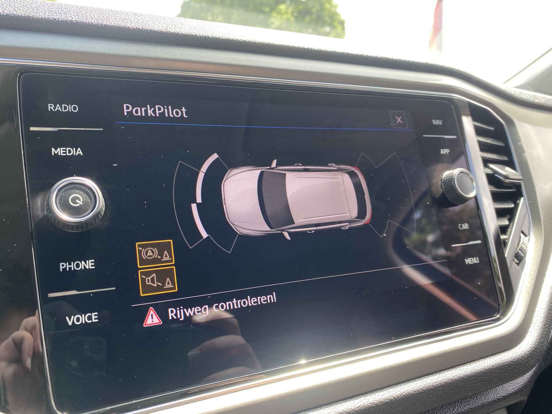 Volkswagen T-Roc 1.0 TSI Style / ADAPTIEVE CRUISE CONTROL / NAVIGATIE / APP-CONNECT / DAB / CLIMA / - 27/36