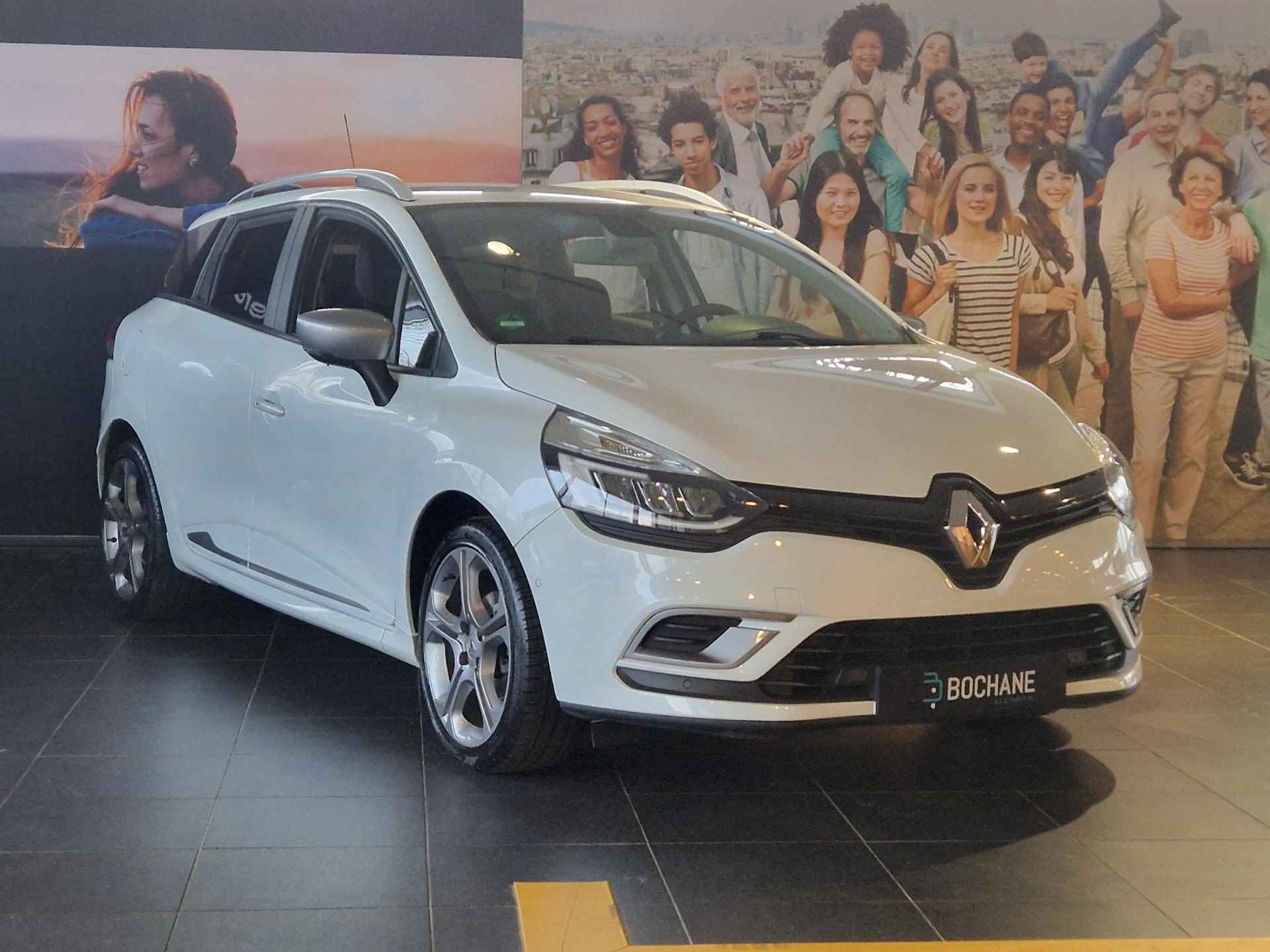 Renault Clio Estate 1.2 TCe Bose NAVIGATIE | LEDEREN BEKLEDING MET STOELVERWARMING | ACHTERUITRIJCAMERA | PARKEERSENSOREN VOOR-EN ACHTER - 4/31