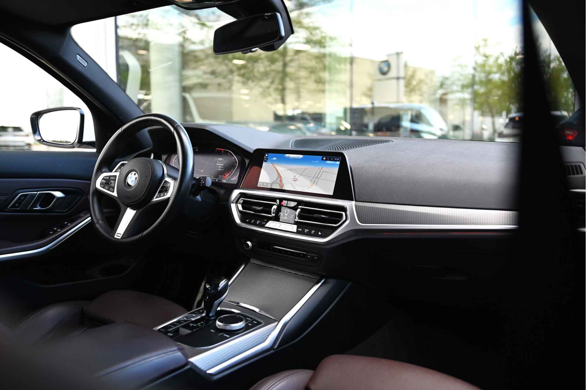 BMW 3 Serie Touring 320i High Executive M Sport Automaat / Trekhaak / Sportstoelen / Stoelverwarming / LED / Cruise Control /  Live Cockpit Professional / Parking Assistant - 4/32