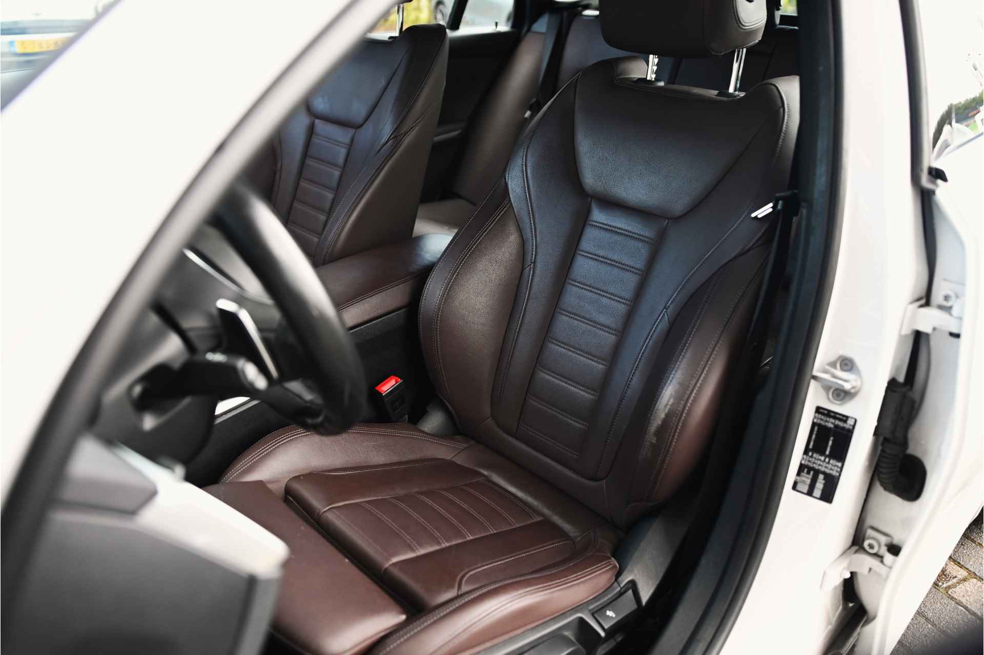BMW 3 Serie Touring 320i High Executive M Sport Automaat / Trekhaak / Sportstoelen / Stoelverwarming / LED / Cruise Control /  Live Cockpit Professional / Parking Assistant - 5/32