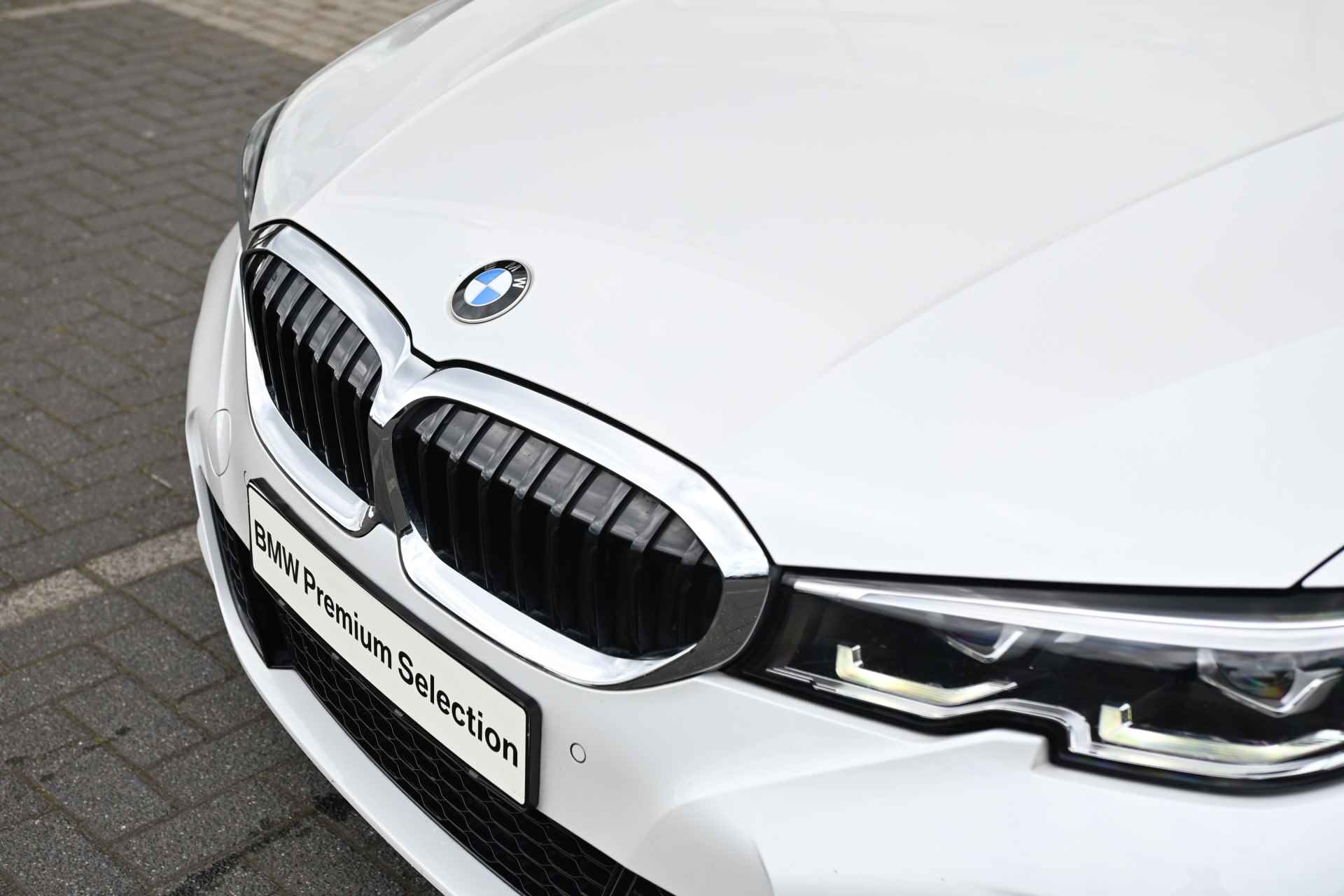 BMW 3 Serie Touring 320i High Executive M Sport Automaat / Trekhaak / Sportstoelen / Stoelverwarming / LED / Cruise Control /  Live Cockpit Professional / Parking Assistant - 18/32