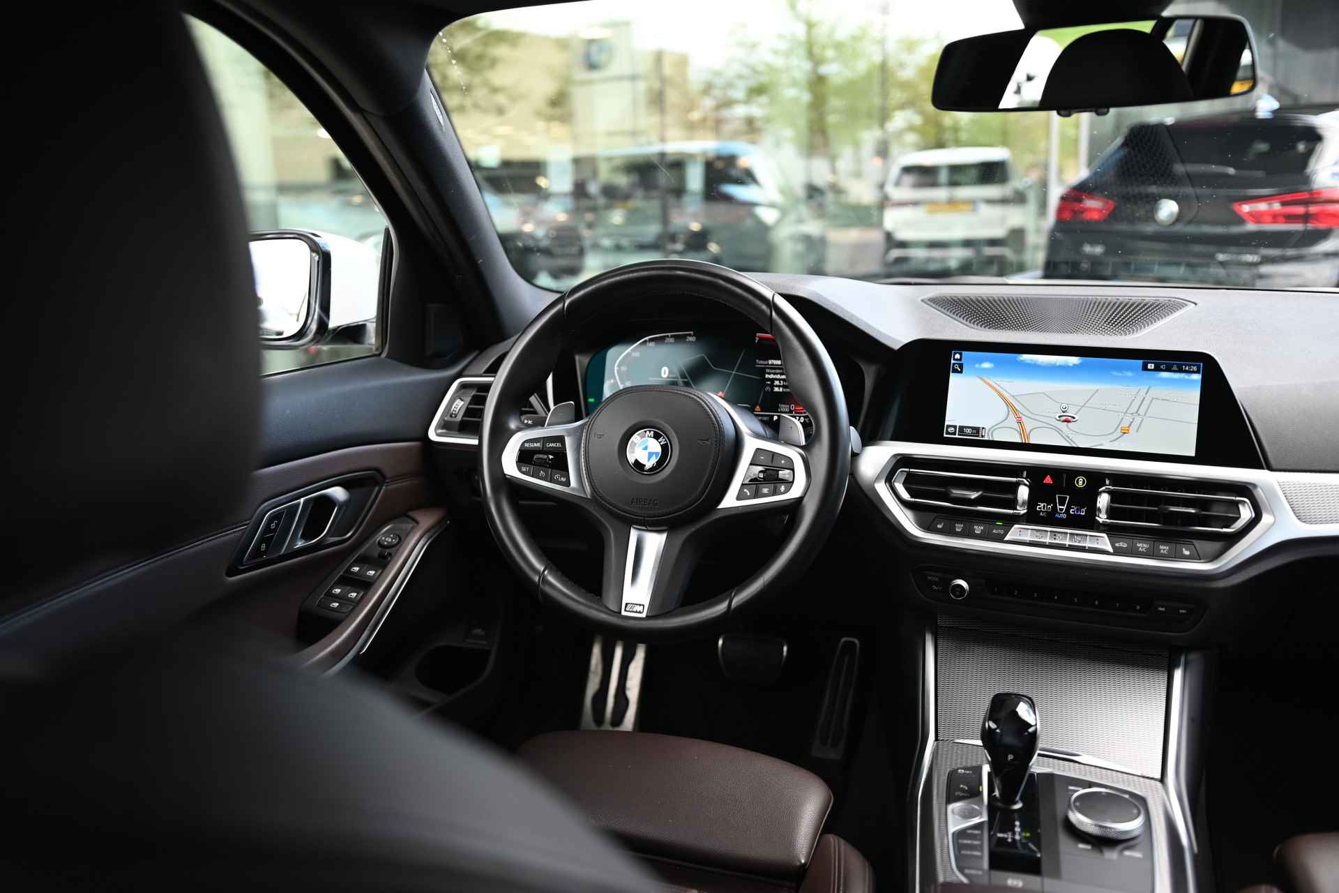 BMW 3 Serie Touring 320i High Executive M Sport Automaat / Trekhaak / Sportstoelen / Stoelverwarming / LED / Cruise Control /  Live Cockpit Professional / Parking Assistant - 19/32