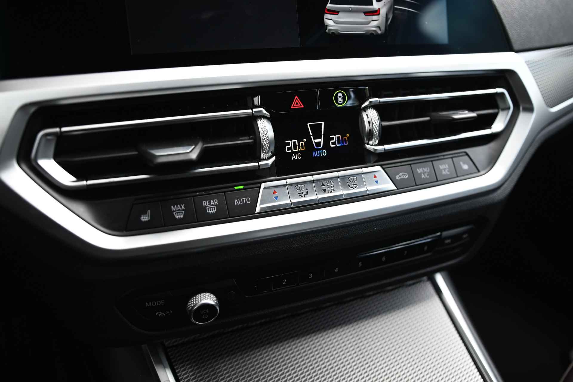 BMW 3 Serie Touring 320i High Executive M Sport Automaat / Trekhaak / Sportstoelen / Stoelverwarming / LED / Cruise Control /  Live Cockpit Professional / Parking Assistant - 21/32