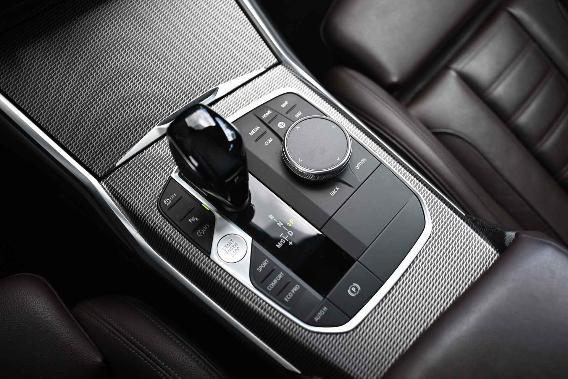 BMW 3 Serie Touring 320i High Executive M Sport Automaat / Trekhaak / Sportstoelen / Stoelverwarming / LED / Cruise Control /  Live Cockpit Professional / Parking Assistant - 24/32
