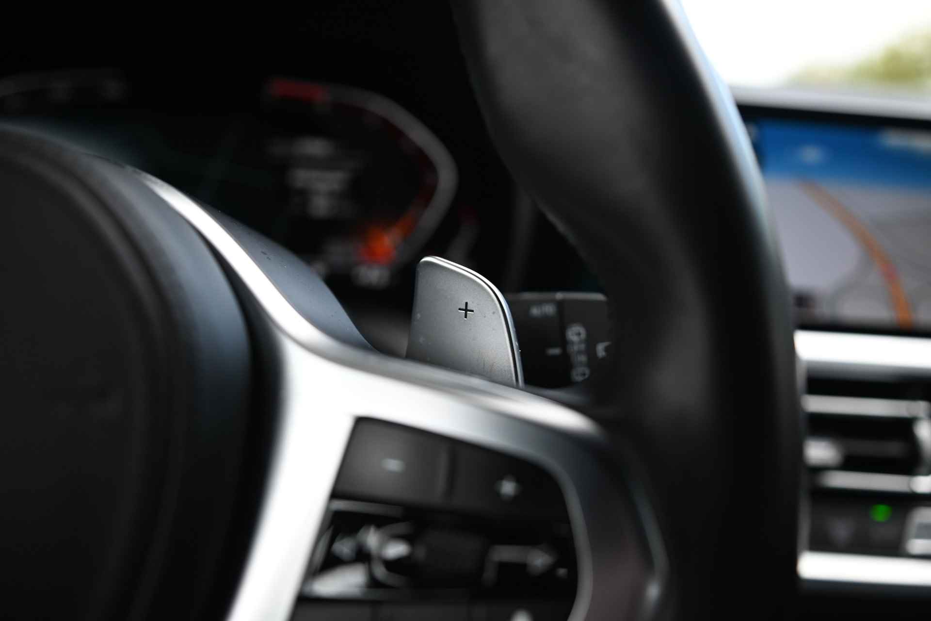 BMW 3 Serie Touring 320i High Executive M Sport Automaat / Trekhaak / Sportstoelen / Stoelverwarming / LED / Cruise Control /  Live Cockpit Professional / Parking Assistant - 25/32