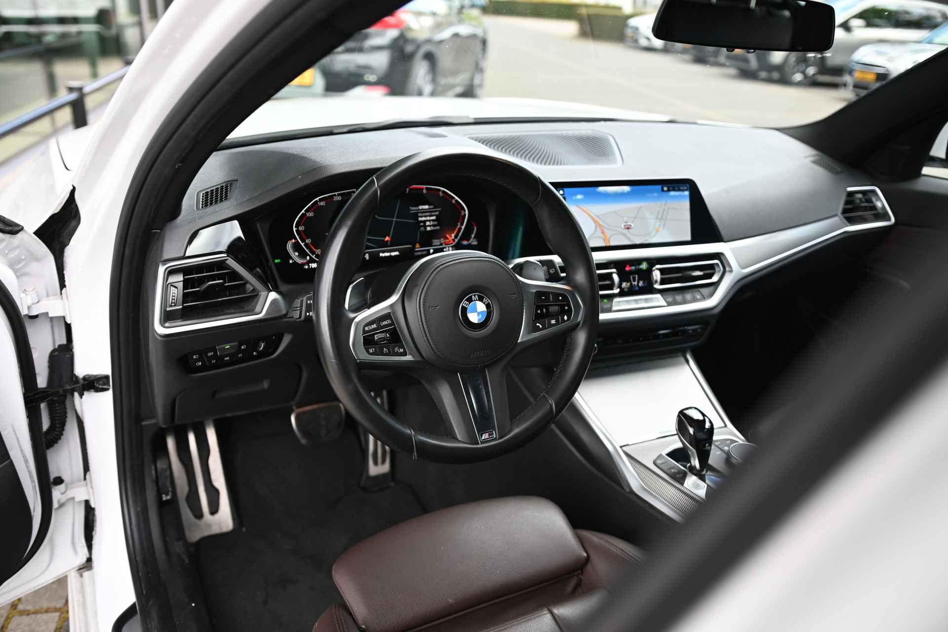 BMW 3 Serie Touring 320i High Executive M Sport Automaat / Trekhaak / Sportstoelen / Stoelverwarming / LED / Cruise Control /  Live Cockpit Professional / Parking Assistant - 26/32