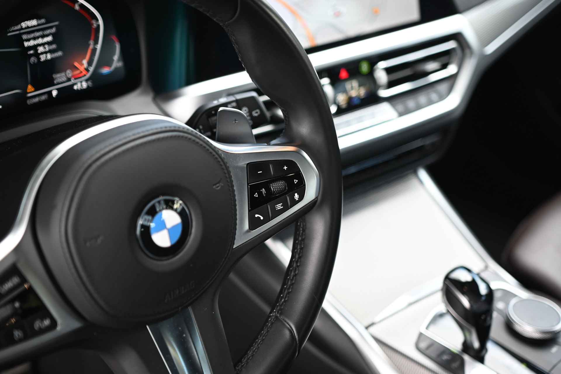 BMW 3 Serie Touring 320i High Executive M Sport Automaat / Trekhaak / Sportstoelen / Stoelverwarming / LED / Cruise Control /  Live Cockpit Professional / Parking Assistant - 28/32