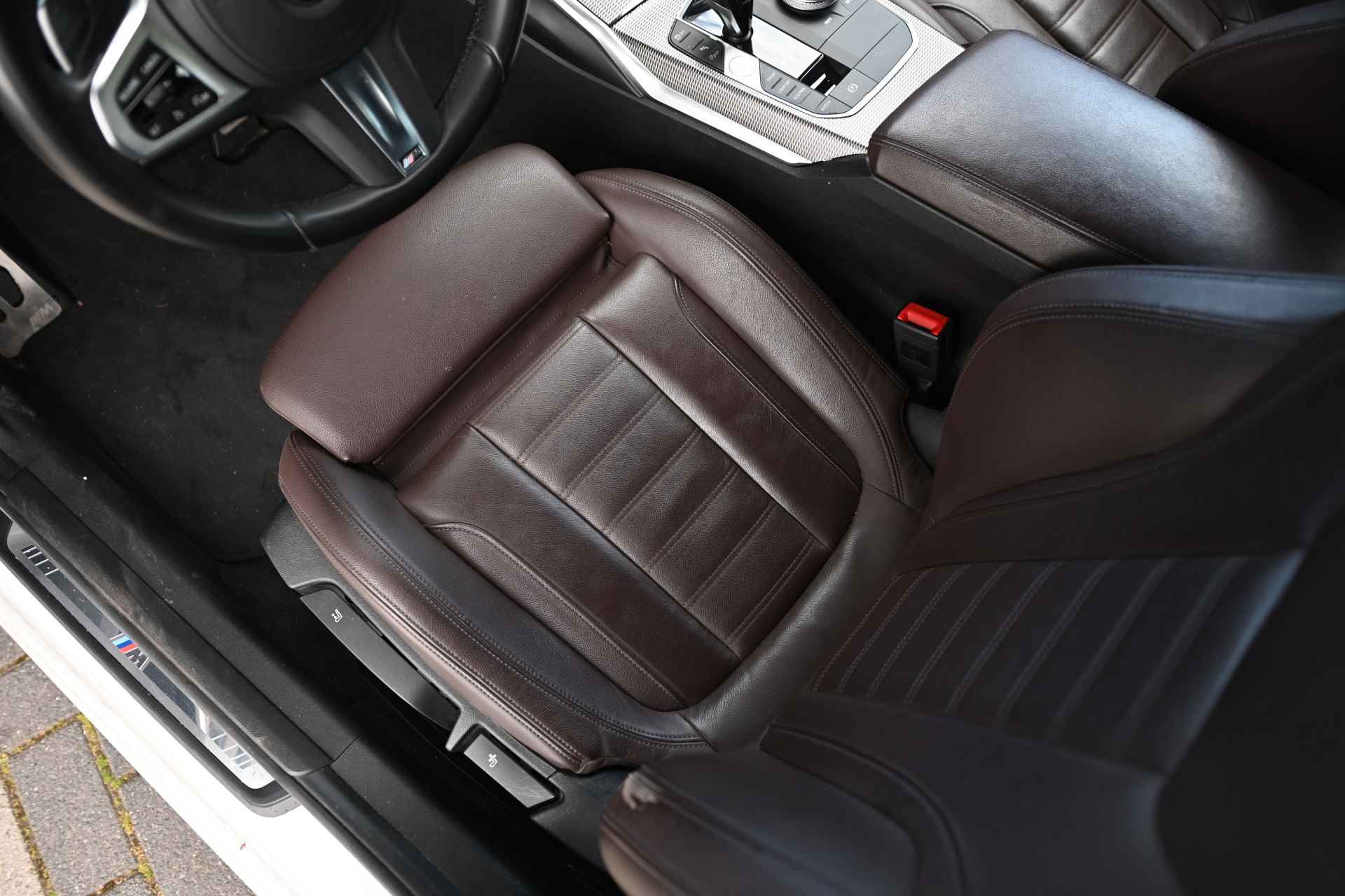 BMW 3 Serie Touring 320i High Executive M Sport Automaat / Trekhaak / Sportstoelen / Stoelverwarming / LED / Cruise Control /  Live Cockpit Professional / Parking Assistant - 29/32