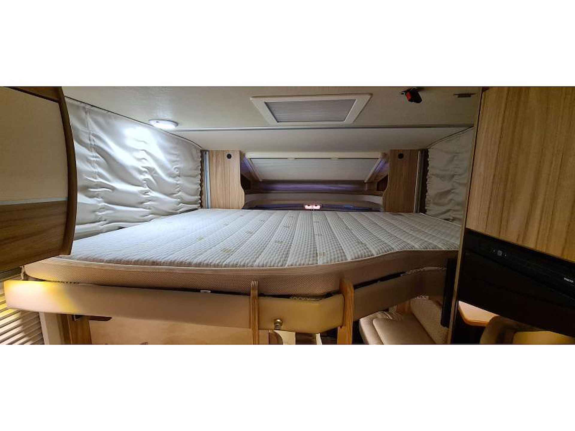 Hymer Tramp 598 GL Queensbed / Hefbed - 25/25