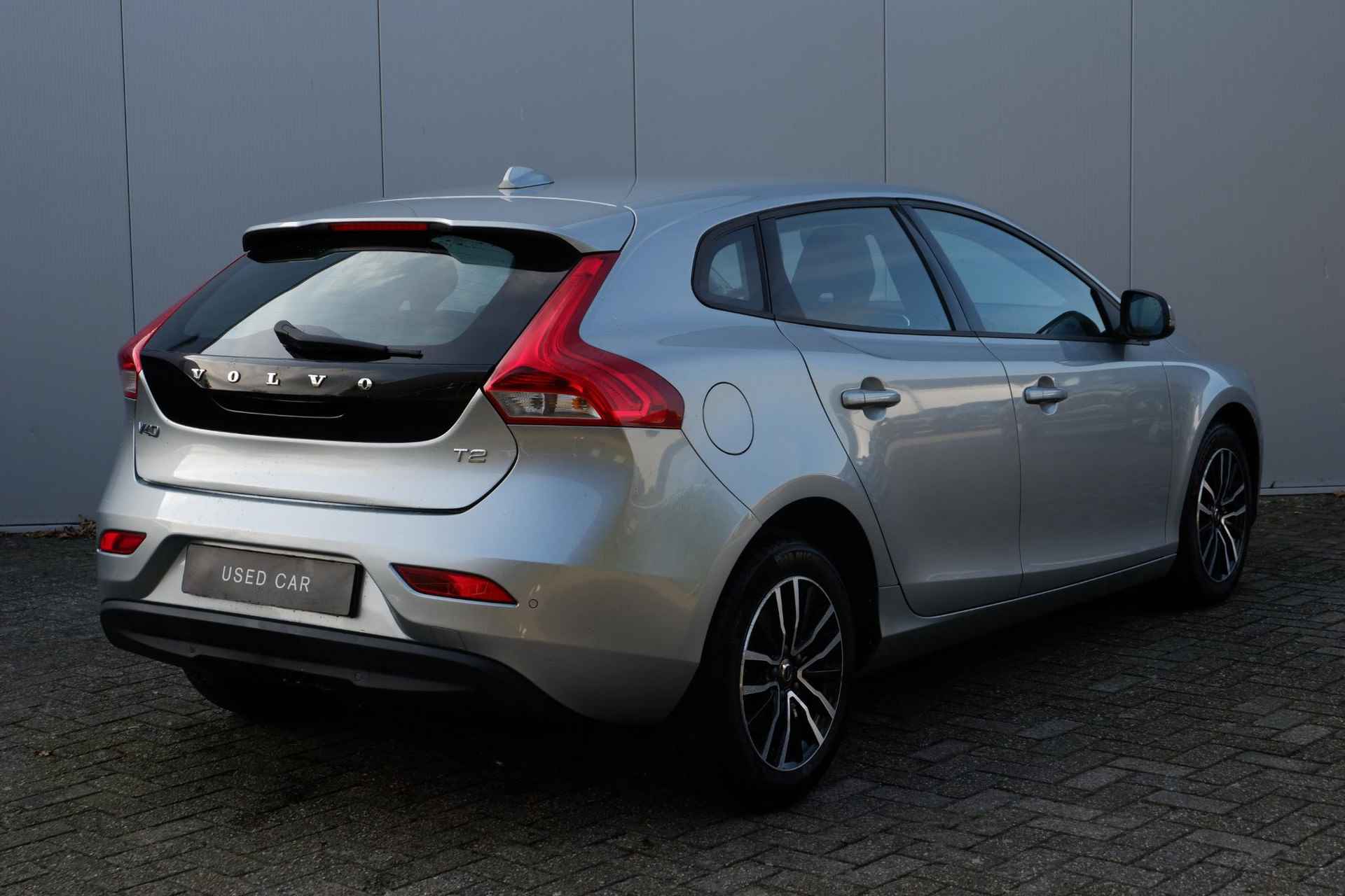 Volvo V40 2.0 T2 120PK Momentum, Cruise Control, Navigatie full-map, Trekhaak, Bluetooth telefoonvoorbereiding, Full-LED koplampen, 16" Lichtmetalen velgen, Digitaal instrumentenpaneel, Park Assist achter - 2/20