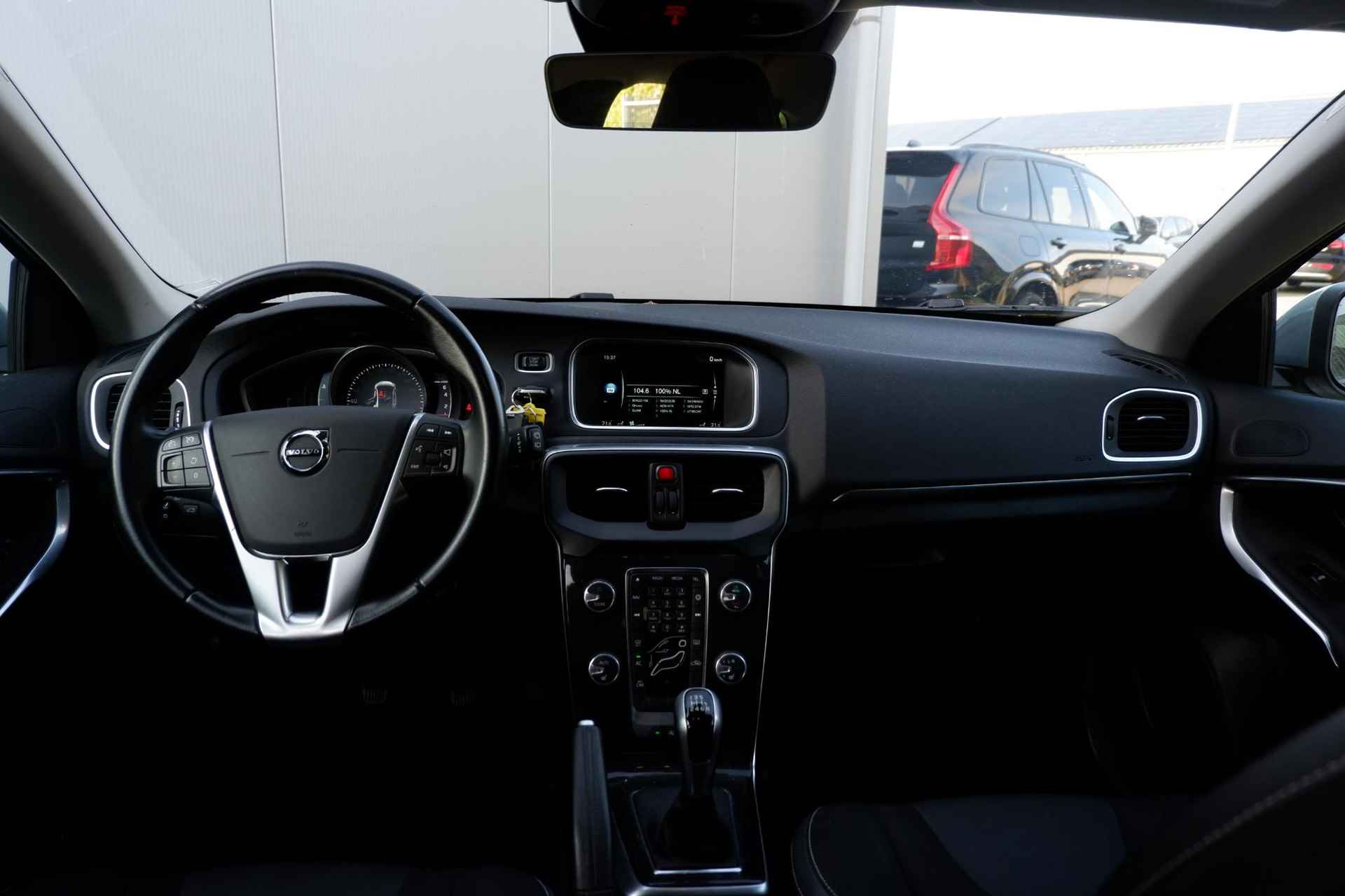 Volvo V40 2.0 T2 120PK Momentum, Cruise Control, Navigatie full-map, Trekhaak, Bluetooth telefoonvoorbereiding, Full-LED koplampen, 16" Lichtmetalen velgen, Digitaal instrumentenpaneel, Park Assist achter - 5/20