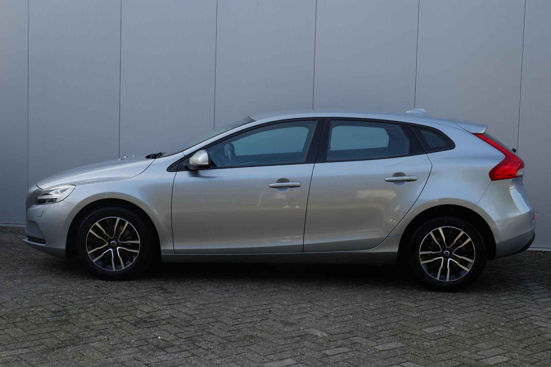 Volvo V40 2.0 T2 120PK Momentum, Cruise Control, Navigatie full-map, Trekhaak, Bluetooth telefoonvoorbereiding, Full-LED koplampen, 16" Lichtmetalen velgen, Digitaal instrumentenpaneel, Park Assist achter - 10/20