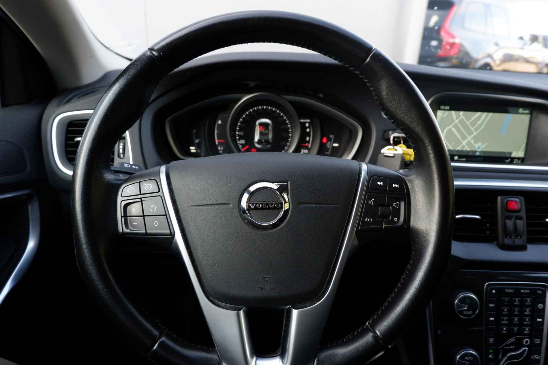 Volvo V40 2.0 T2 120PK Momentum, Cruise Control, Navigatie full-map, Trekhaak, Bluetooth telefoonvoorbereiding, Full-LED koplampen, 16" Lichtmetalen velgen, Digitaal instrumentenpaneel, Park Assist achter - 13/20