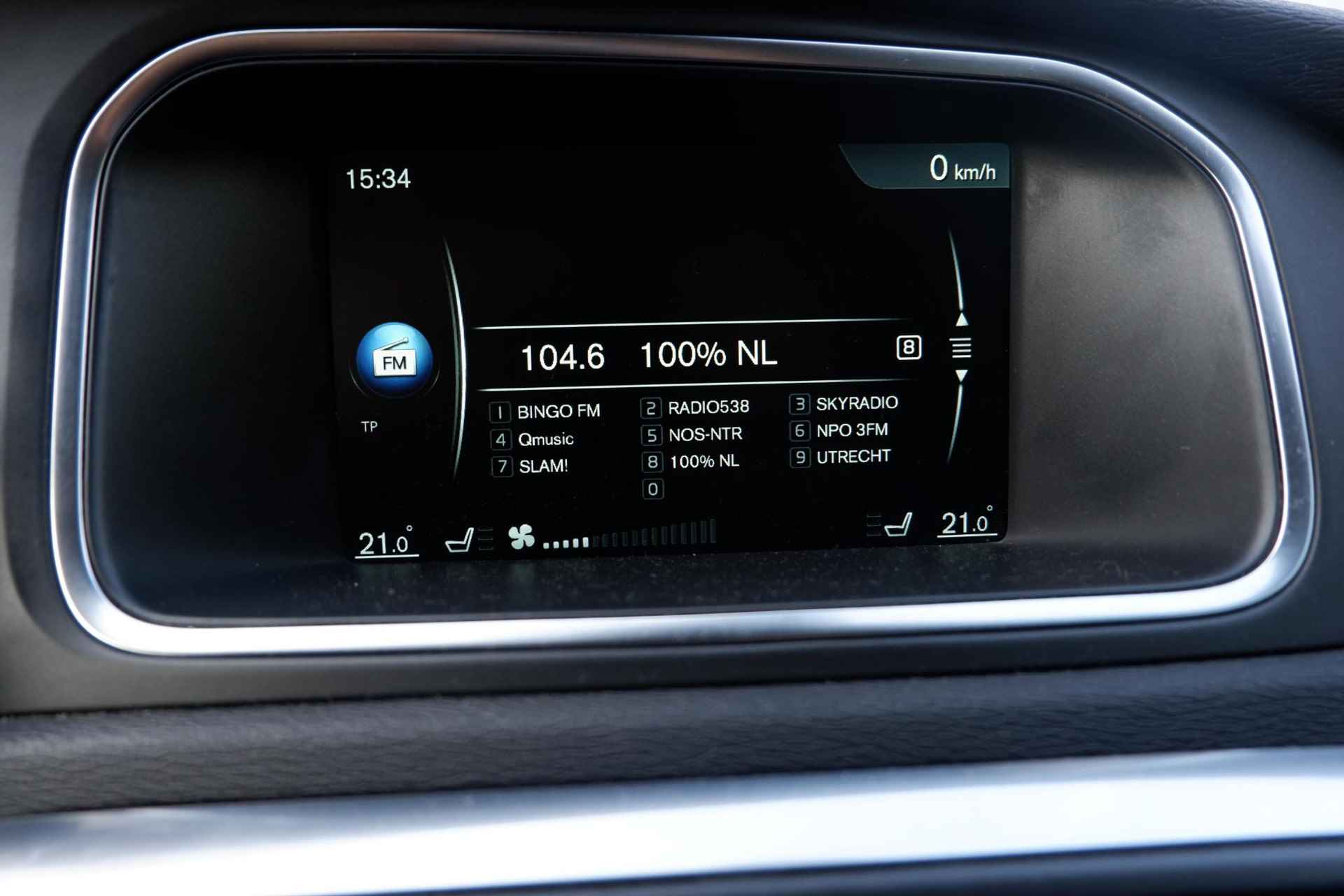 Volvo V40 2.0 T2 120PK Momentum, Cruise Control, Navigatie full-map, Trekhaak, Bluetooth telefoonvoorbereiding, Full-LED koplampen, 16" Lichtmetalen velgen, Digitaal instrumentenpaneel, Park Assist achter - 14/20