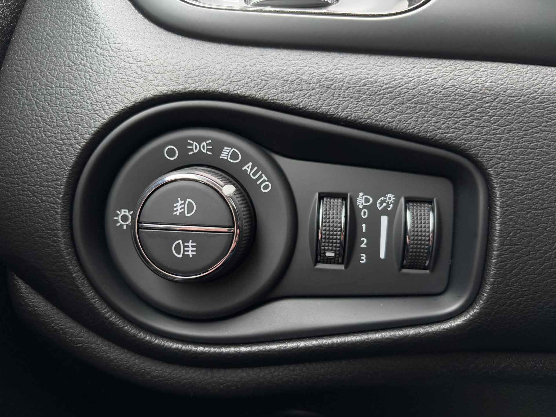 Jeep Renegade 4xe 240 PHEV Plug-in Hybrid Electric S | NAVIGATIE | CAMERA | AD. CRUISE | STUUR/STOELVERW. | PDC V+A | LMV 19 INCH | TREKHAAK - 17/33