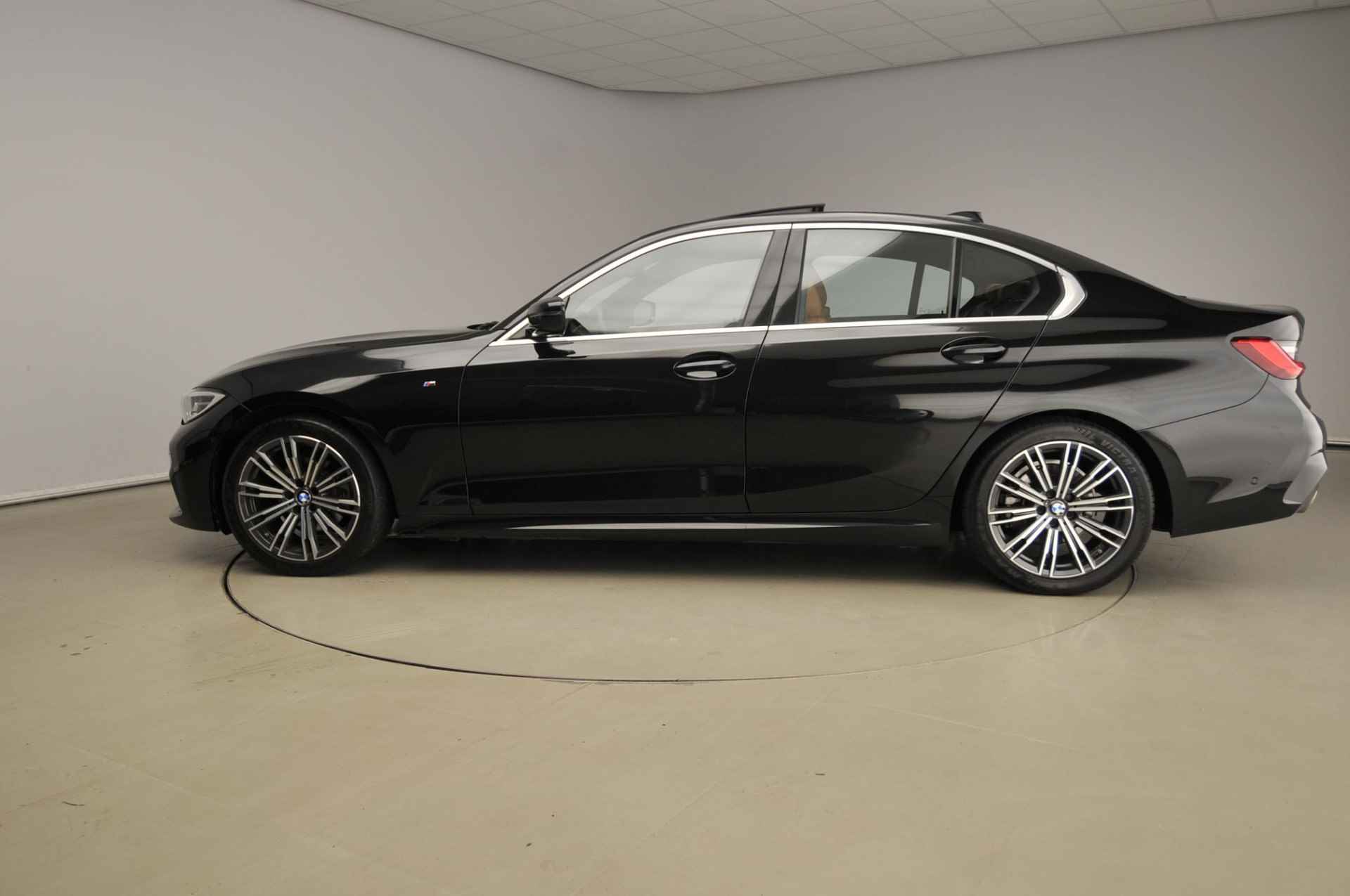 BMW 3 Serie Sedan 320i | M-sportpakket | LED | Leder | Navigatie | Schuifdak | Sportstoelen | Stoelverwarming | Chrome line | Alu 18 inch - 5/45