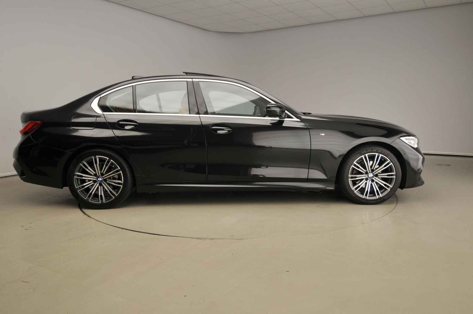 BMW 3 Serie Sedan 320i | M-sportpakket | LED | Leder | Navigatie | Schuifdak | Sportstoelen | Stoelverwarming | Chrome line | Alu 18 inch - 3/45